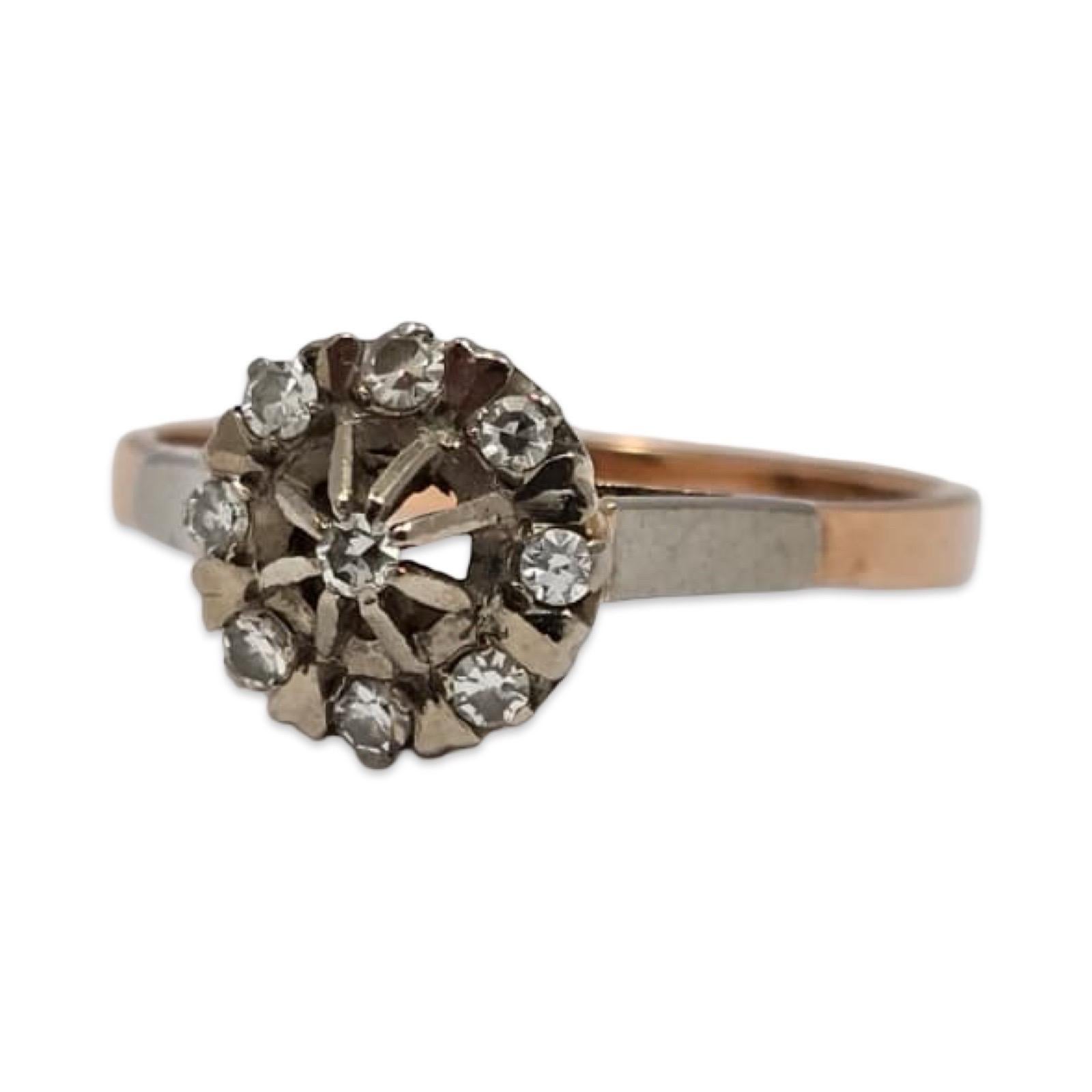 Ein raffinierter russischer Vintage-Diamantenring aus massivem 14-karätigem Rosé- und Weißgold mit ca. 0,30 Karat bezaubernden Diamanten im Altschliff, die in einem zarten floralen Heiligenschein angeordnet sind. Der warme Rotgoldton des russischen