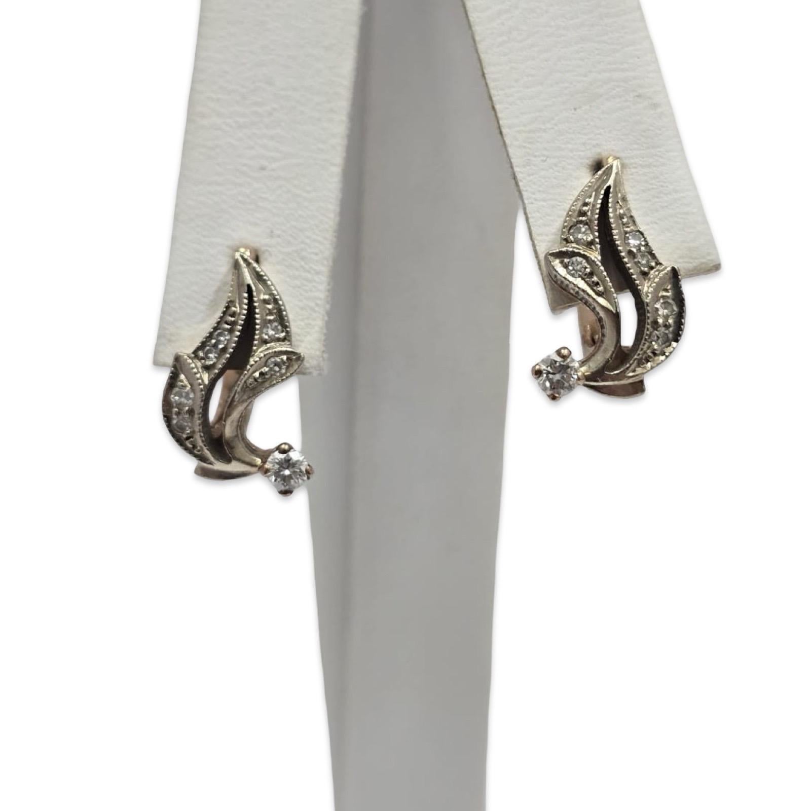 Elegantes pendientes rusos vintage de diamantes elaborados en oro rosa y blanco de 14 quilates, estampados con auténticos sellos rusos. Diseñado con un refinado motivo de llama/hoja con detalles de oro blanco milgrain, cada pendiente centra un