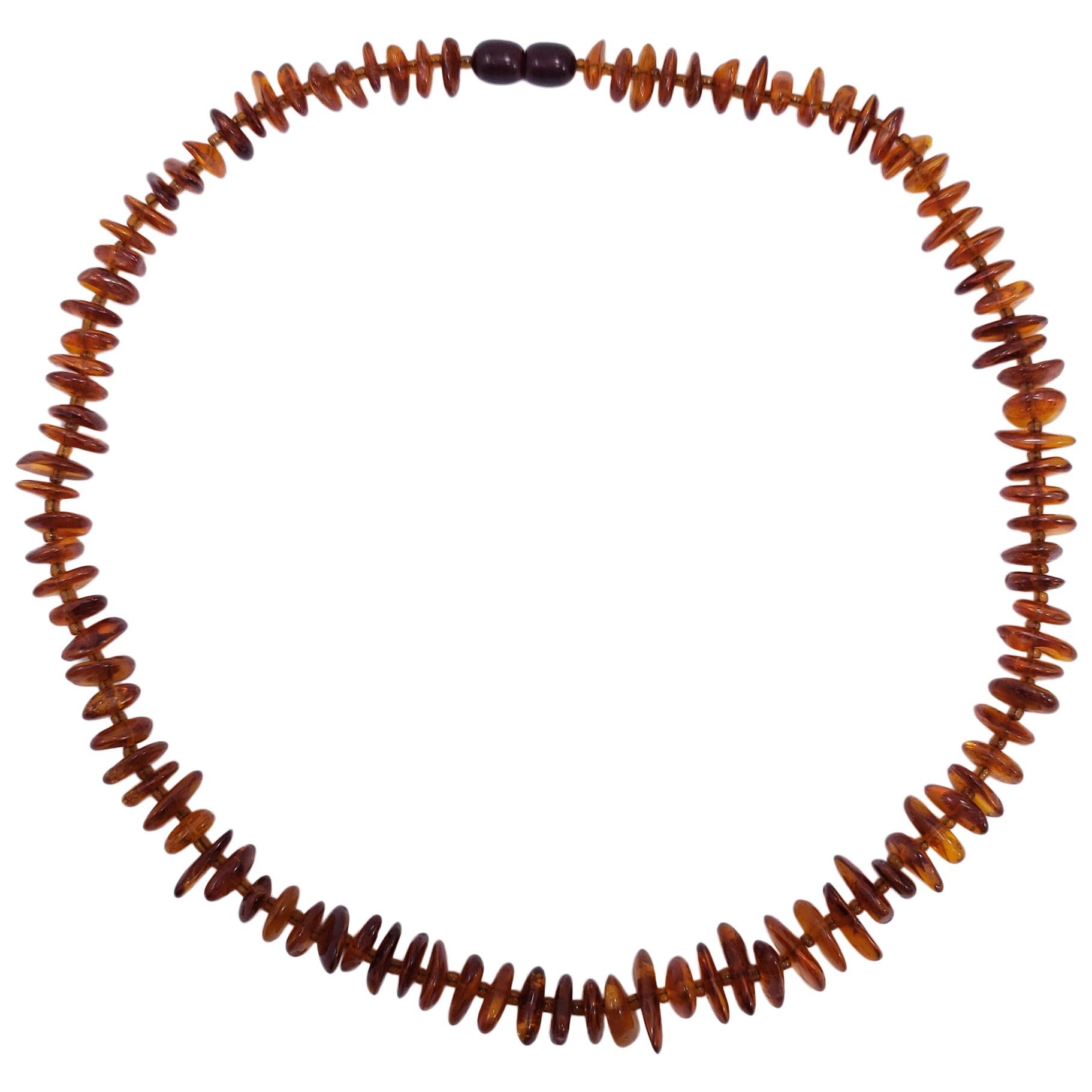 Collier vintage en perles plates d'ambre baltique russe, milieu du 20e siècle