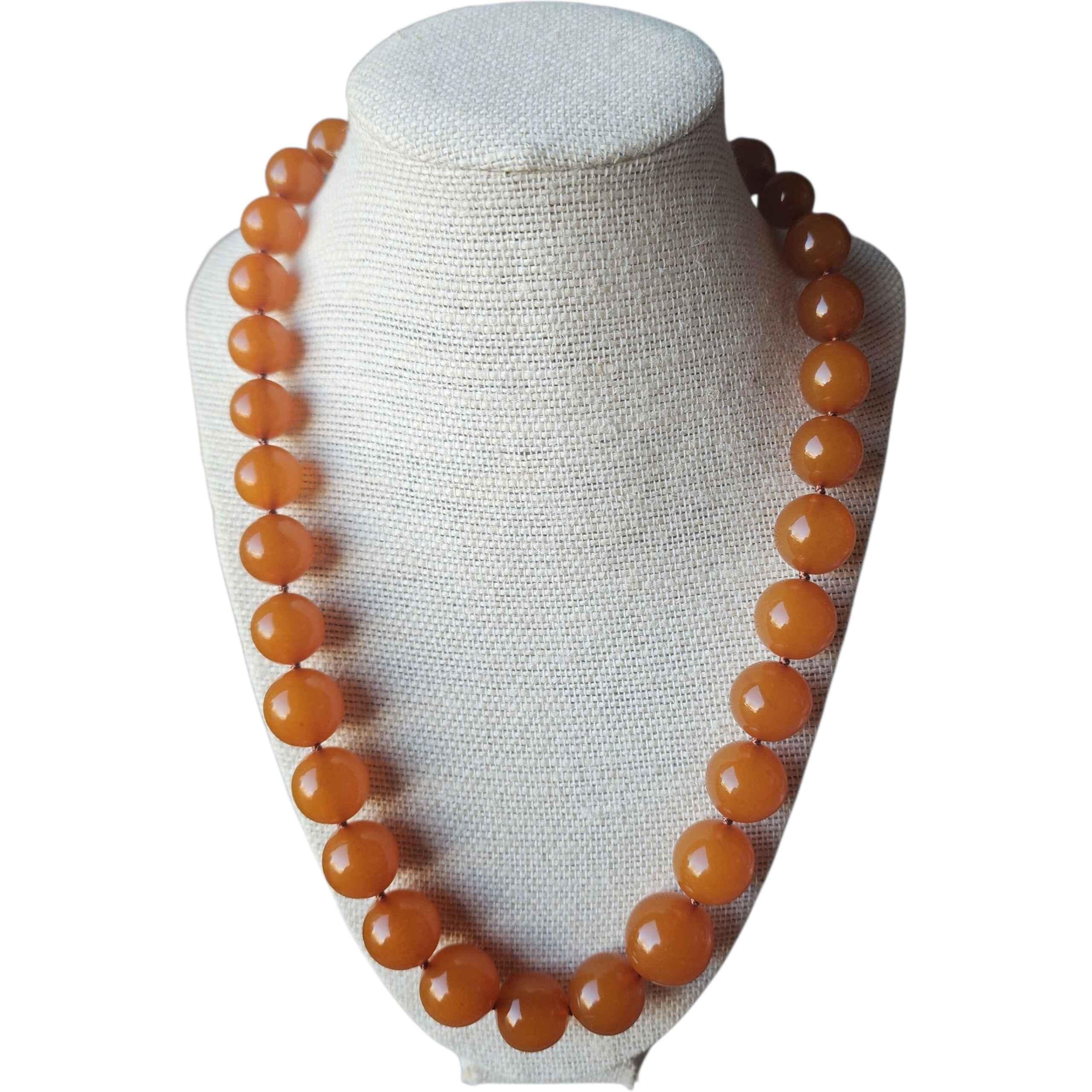 Una impresionante hebra de auténtico ámbar coñac del Báltico, tallada y pulida a mano en cálidas y brillantes cuentas que irradian el inconfundible 