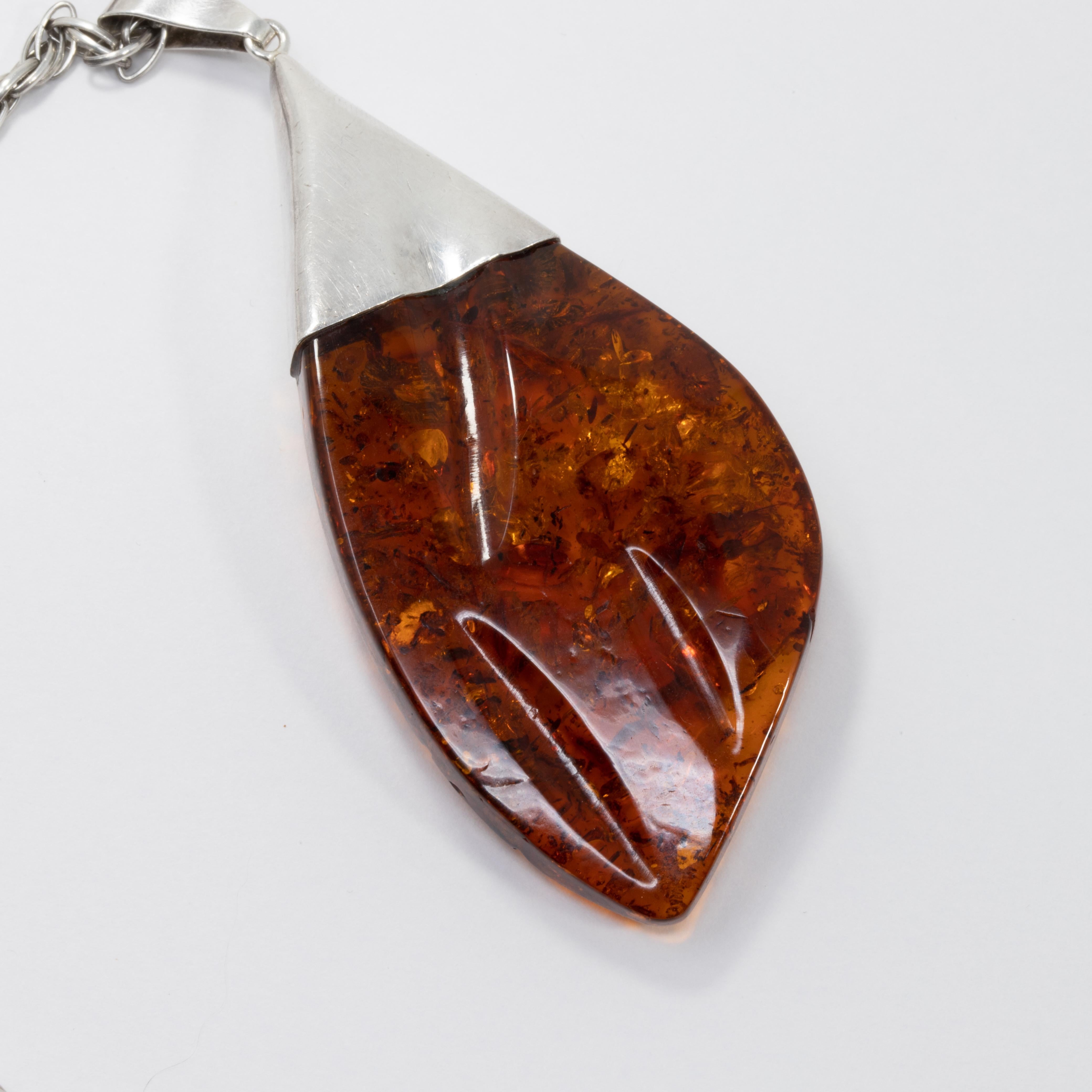 Néo-russe Collier pendentif vintage russe en ambre baltique, collier orné en argent sterling en vente