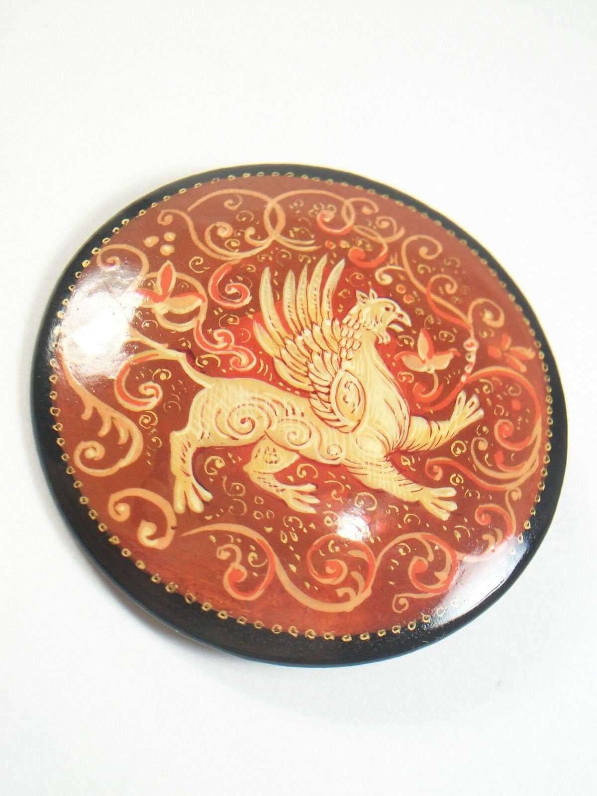 Broche en laque Fedoskino russe - peinte à la main - Milieu du 20ème siècle Bon état - En vente à Chatham, CA
