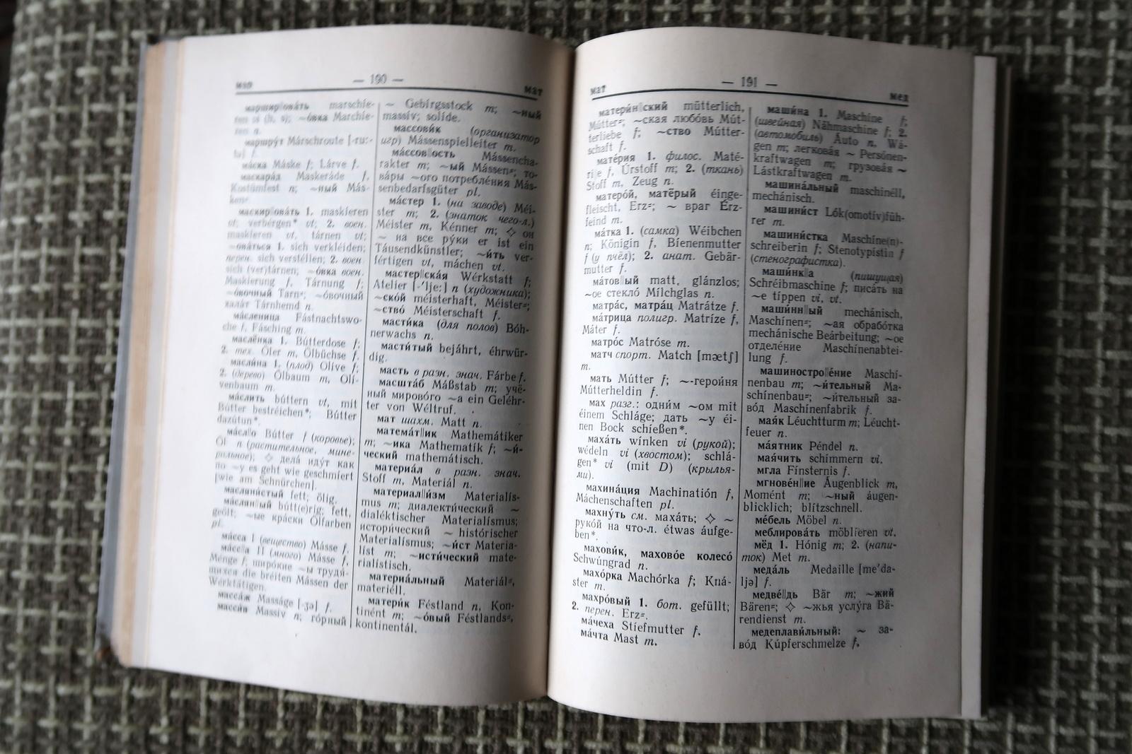 Papier Dictionnaire russe-allemand d'époque de l'URSS : Compagnon de langue Timeless, 1J100 en vente