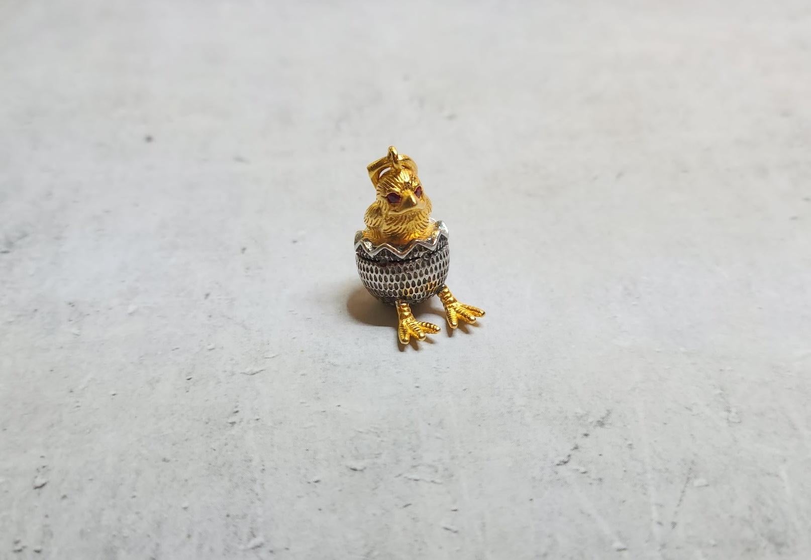 We present a cute pendant in the form of a miniature gilt silver chick that is charming and detailed. The chick is made of 84 silver, and its eyes are encrusted with natural rubies. It is truly an enchanting piece of jewelry.

The distinct marks on
