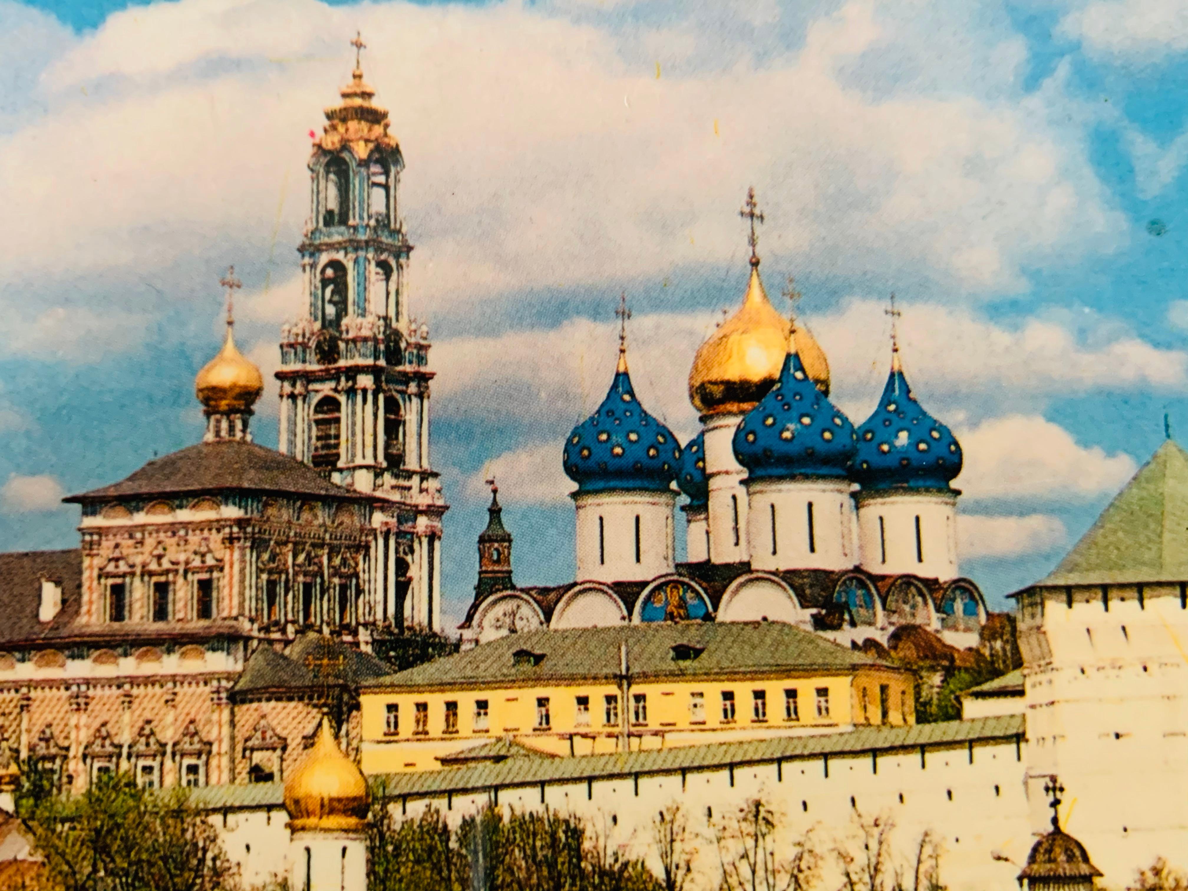 A beautiful hand painted Russian lacquered wooden box with a red interior. 
The box features a panoramic view of St Petersburg and its amazing church.
The box is attributed to Kholui art.

Dimensions: 5.5