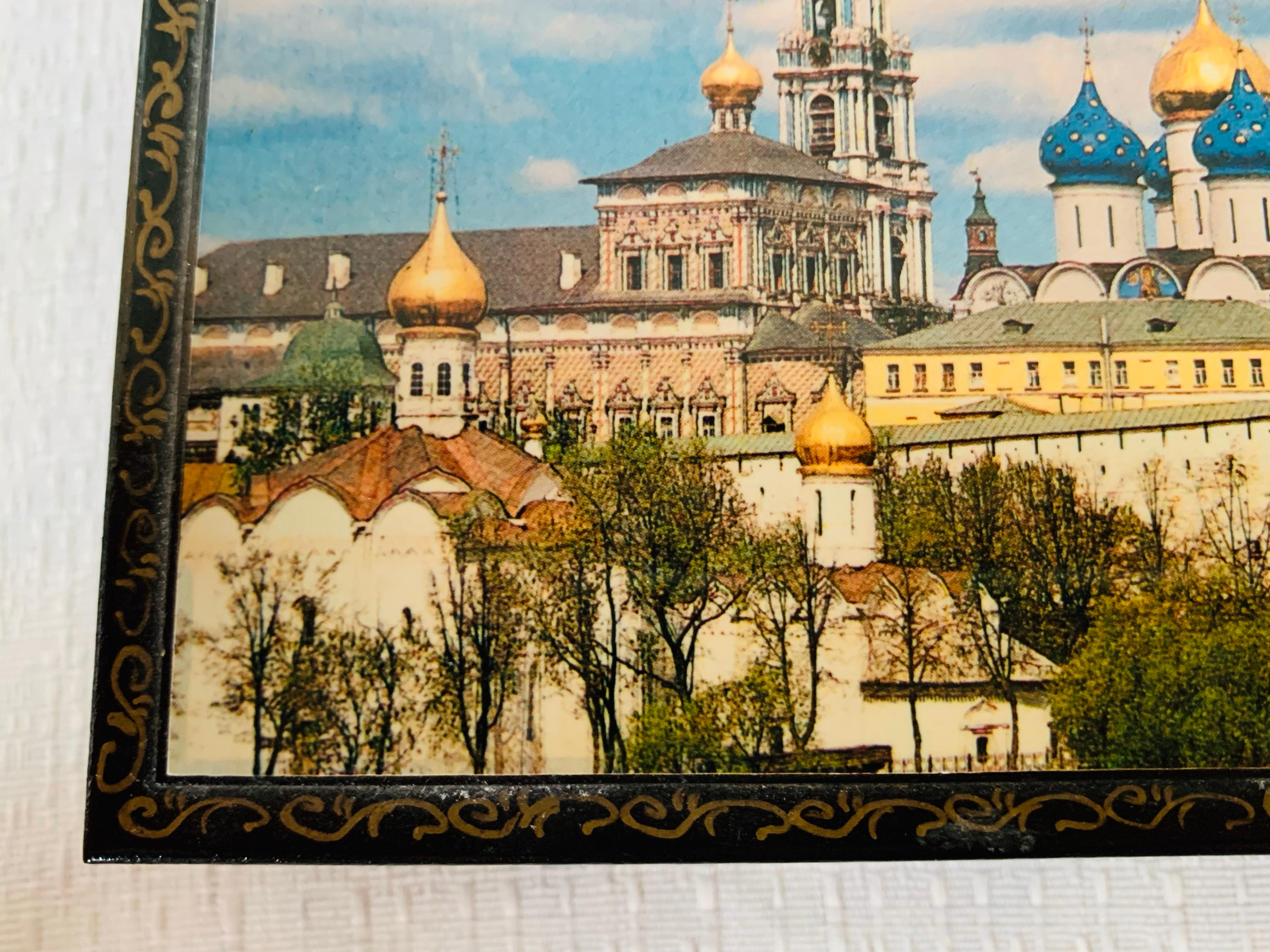 Vintage Russian Hand Painted Lacquered Wooden Box In Good Condition In Plainview, NY