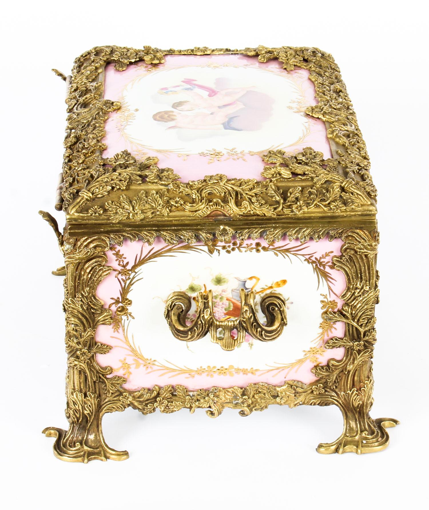 Vintage Russian Revival Rose Pink Porcelain Jewellery Casket 20th C For Sale 2