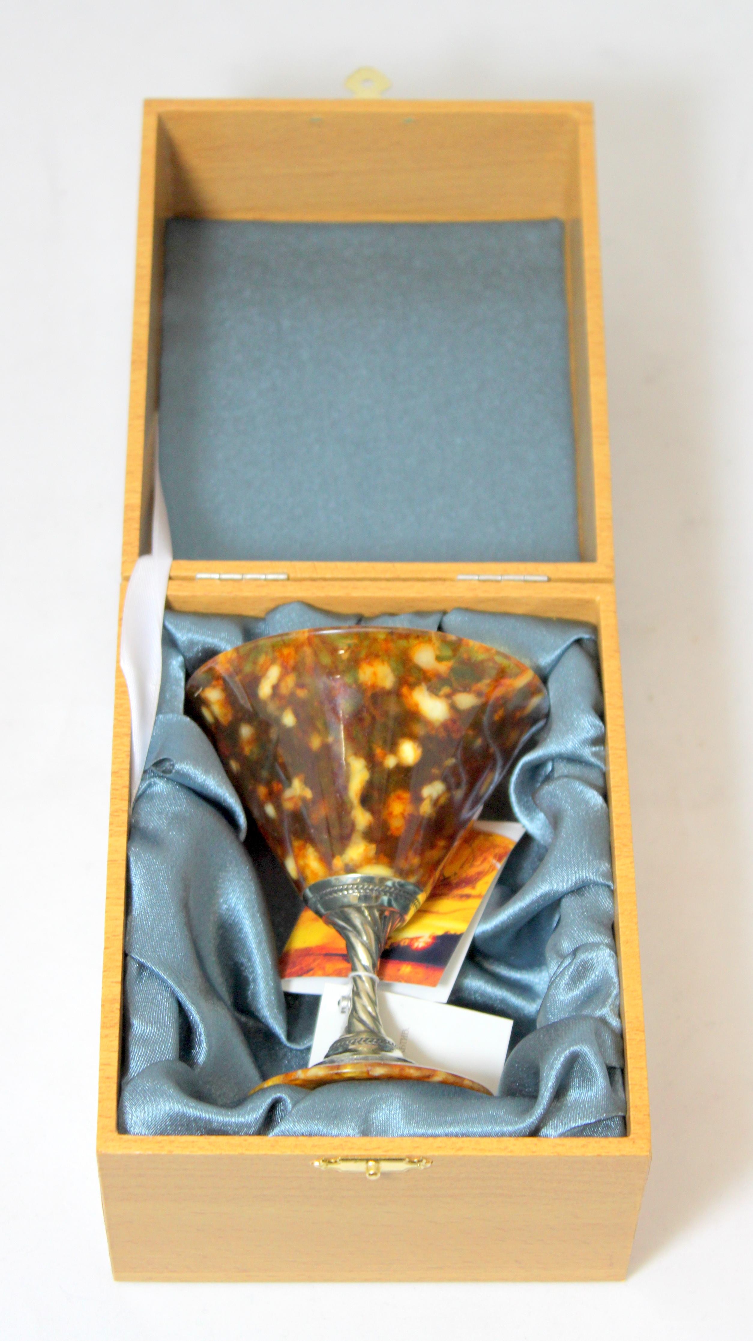Vintage Russian silver and amber small goblet
Made in Russia, circa 1990s
Fully hallmarked

Dimensions:
diameter x height 8.8 x 10.2 cm
weight 69 grams

Condition: Excellent and pleasant overall condition with no damage, please see