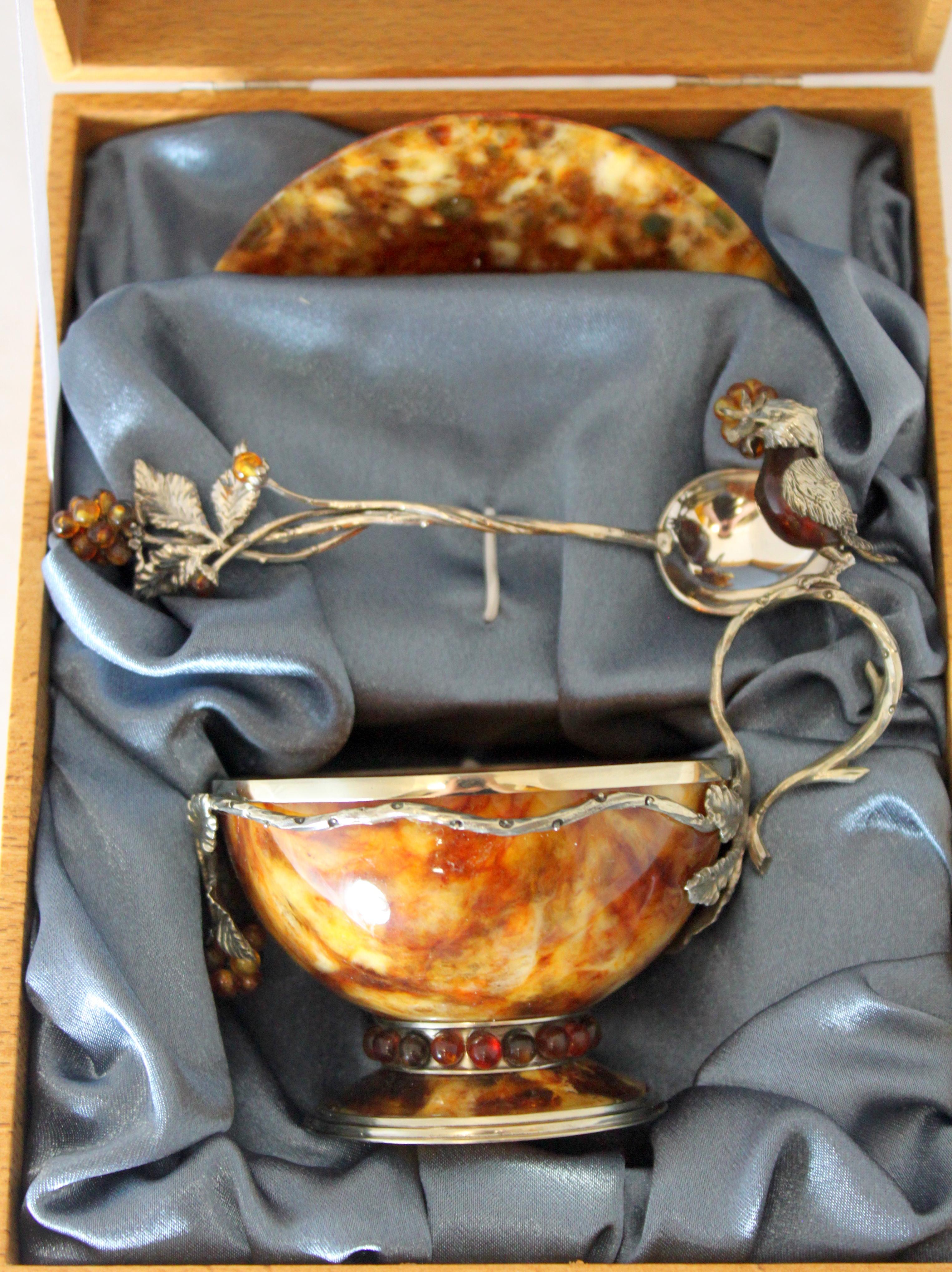 Vintage Russian silver and amber tea cup set
Made in Russia, circa 1990s
Fully hallmarked

Dimensions:
Cup size: 11.4 x 8.3 x 11.3 cm
Weight: 110 grams

Plate size (Diameter x Height): 10.8 x 1.5 cm
Weight: 40 grams

Spoon size: 12.5 x