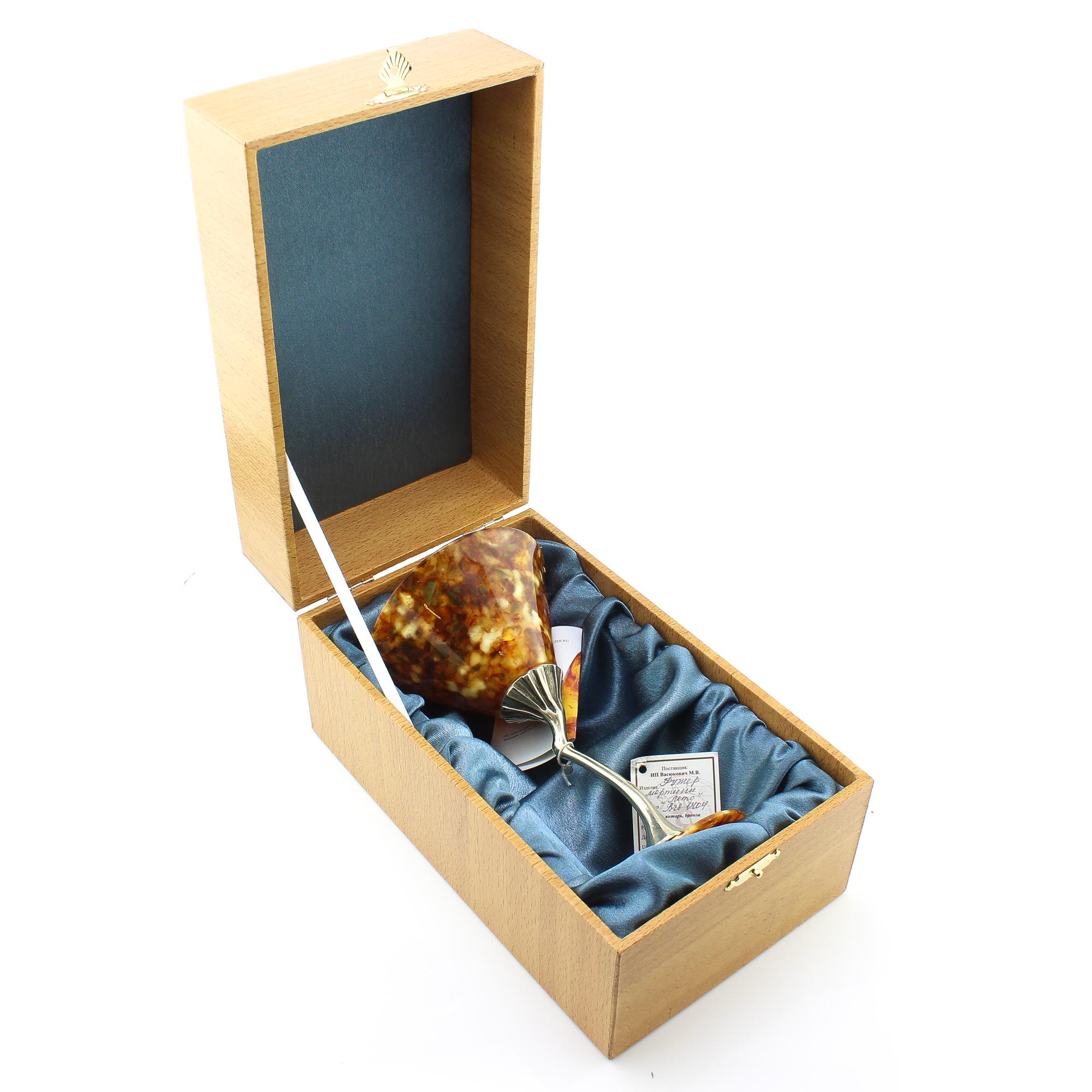 Bicchiere da vino d'epoca in argento e ambra
Prodotto in Russia, circa anni '90
Completamente marchiato

Dimensioni:
Diametro x altezza: 8,9 x 15 cm
Peso: 102 grammi

Condizioni: Condizioni generali eccellenti e piacevoli, senza alcun danno,