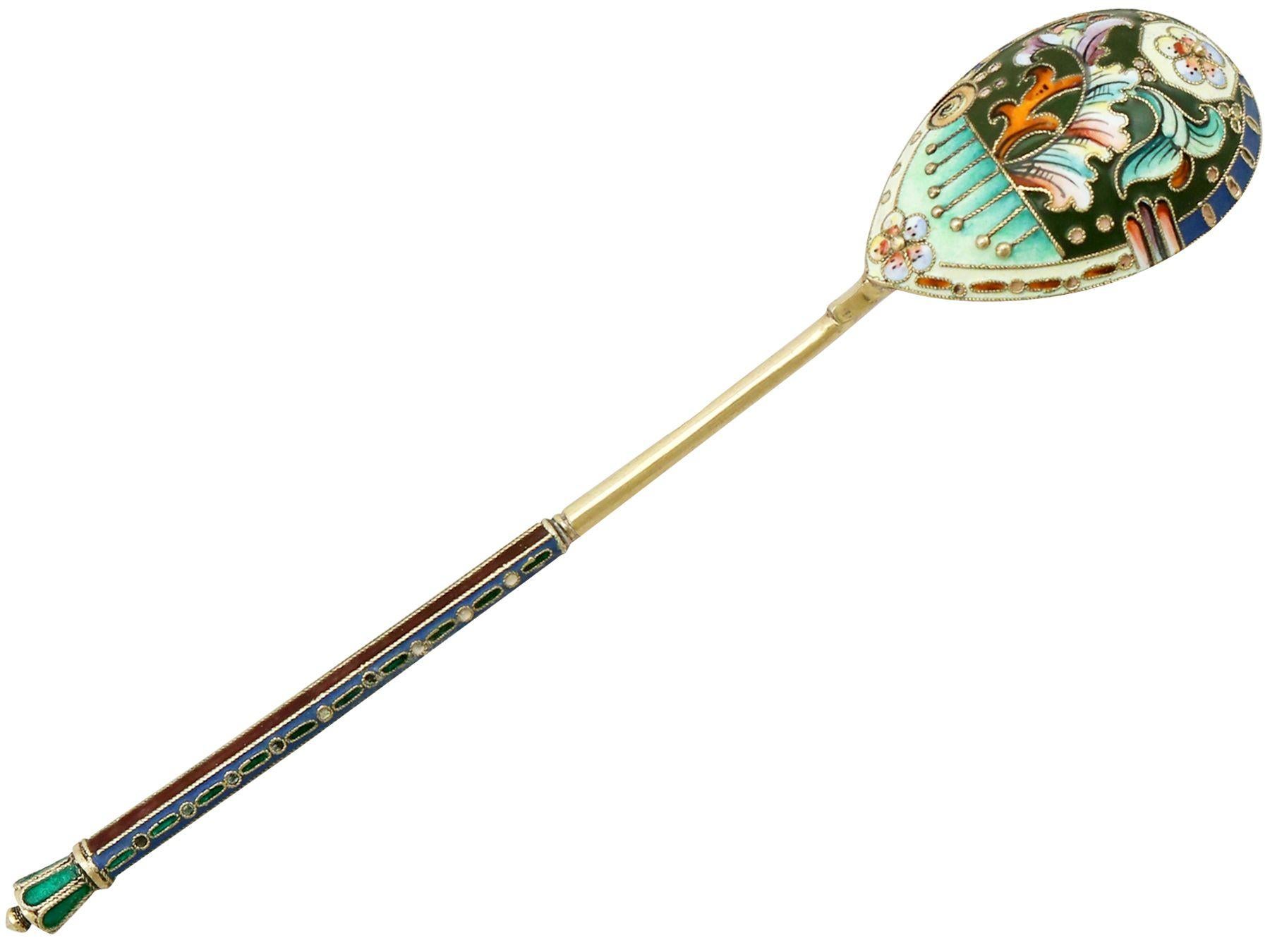 Cucharas rusas vintage de plata dorada y esmalte cloisonné policromado mediados del siglo XX en venta