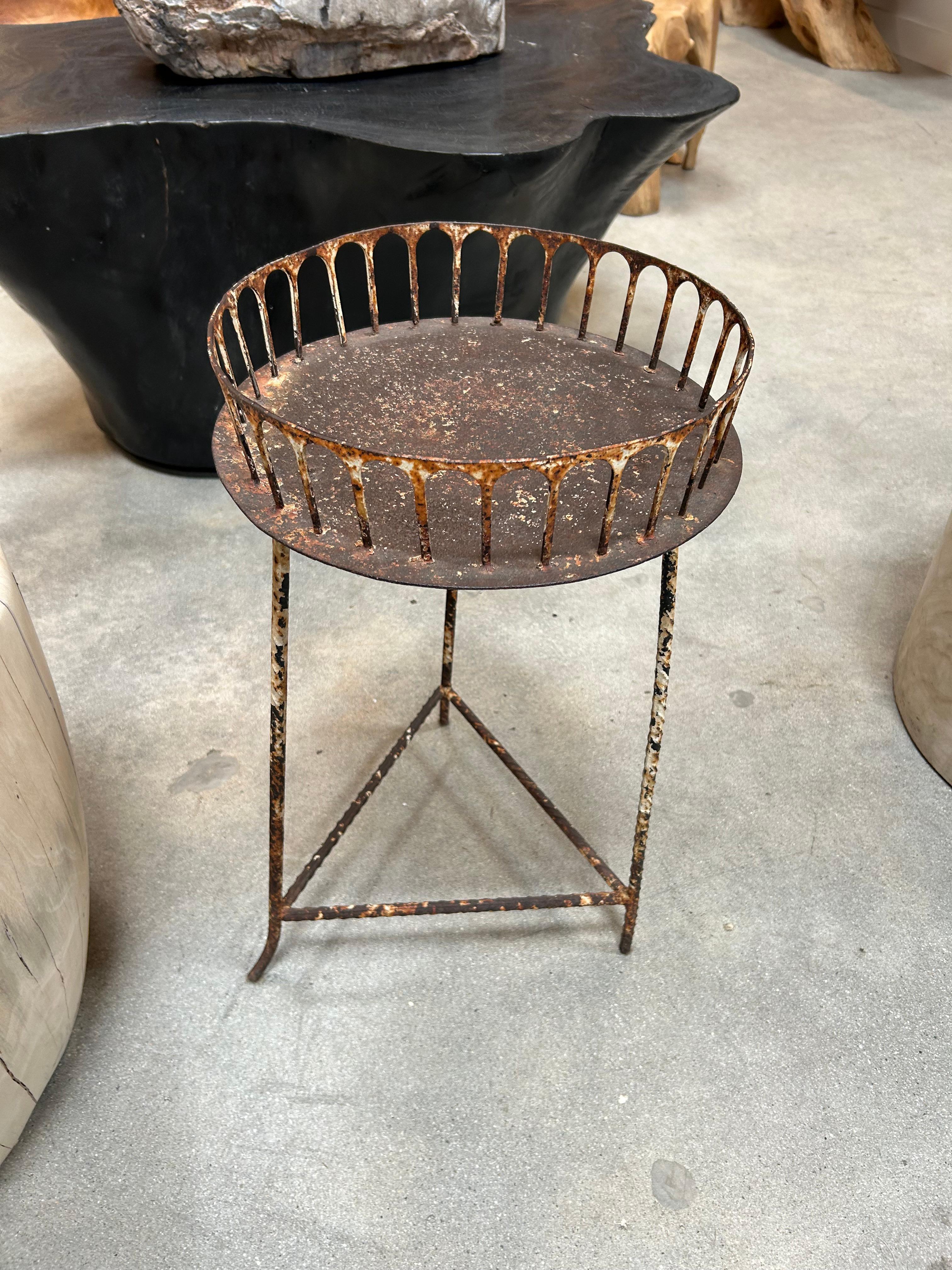 Americano Tavolino in metallo ruggine vintage in vendita