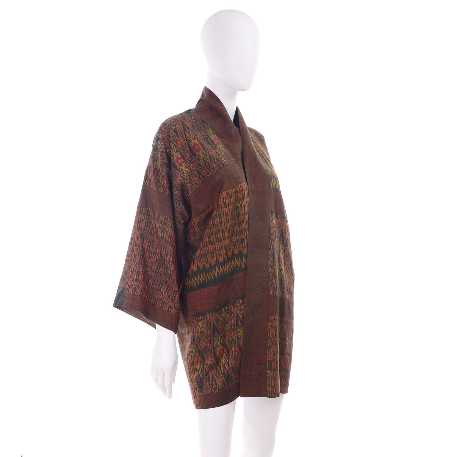 Noir Veste kimono courte vintage à motif Ikat en soie mélangée vert olive rouille et rouge en vente