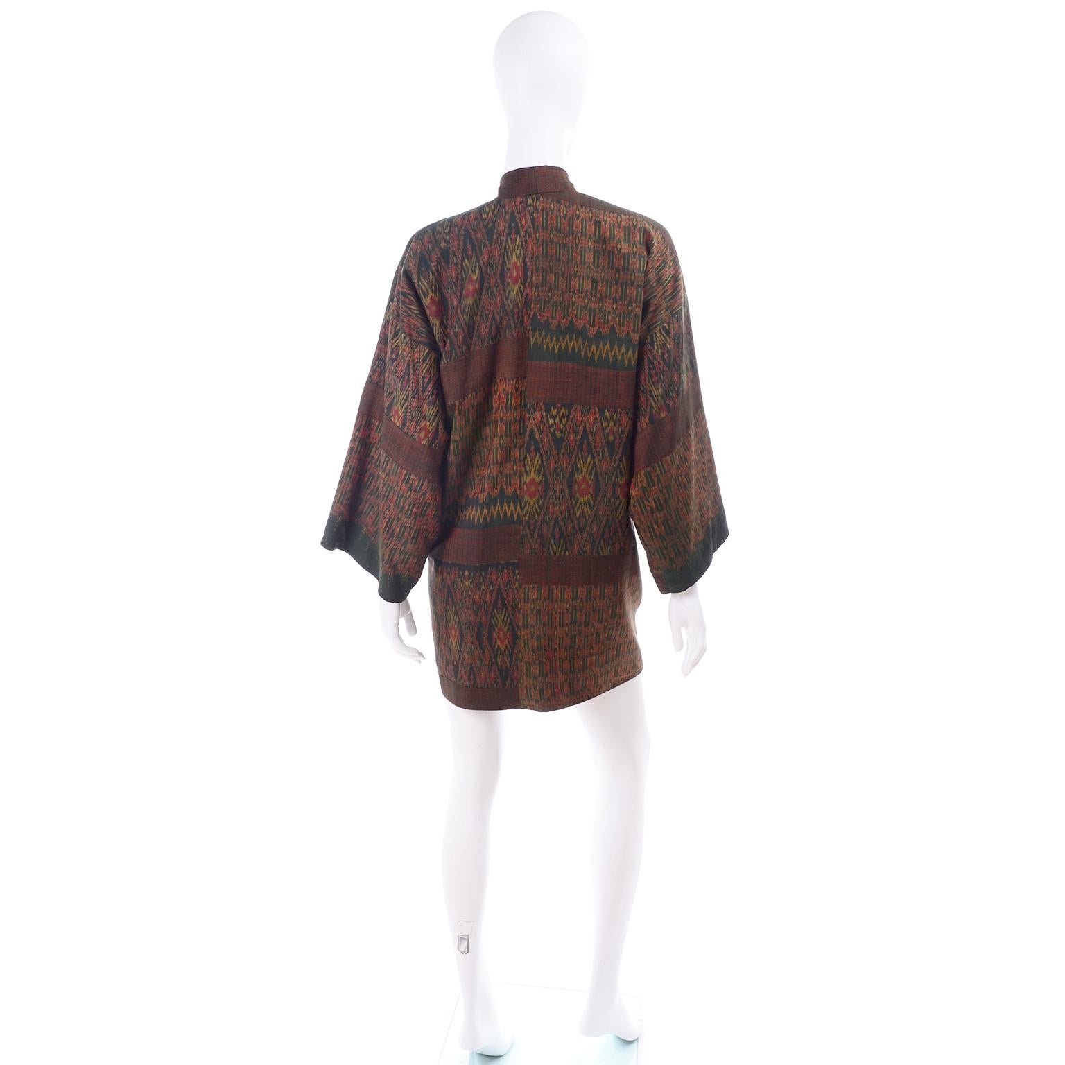 Veste kimono courte vintage à motif Ikat en soie mélangée vert olive rouille et rouge Excellent état - En vente à Portland, OR