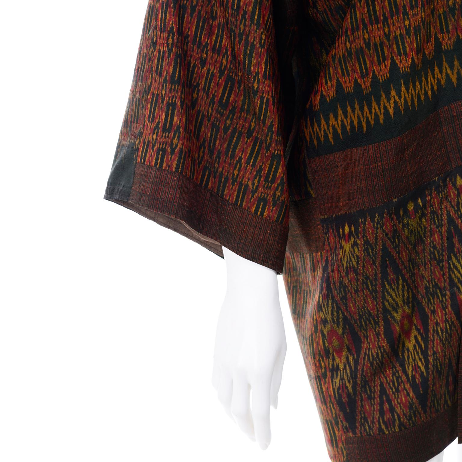 Veste kimono courte vintage à motif Ikat en soie mélangée vert olive rouille et rouge en vente 1