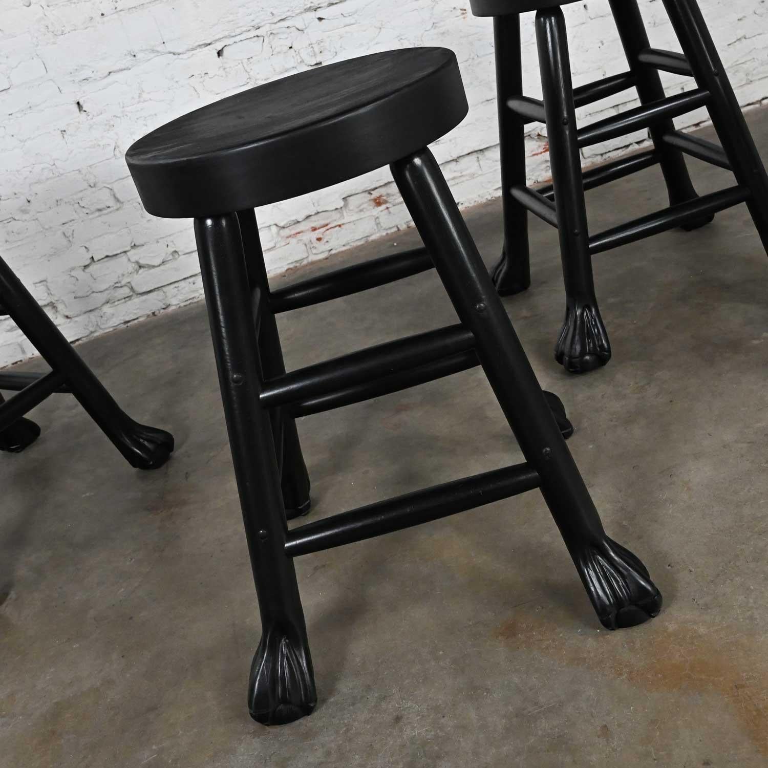 Ensemble de 4 tabourets de bar rustiques en bois dur massif noirci en vente 7