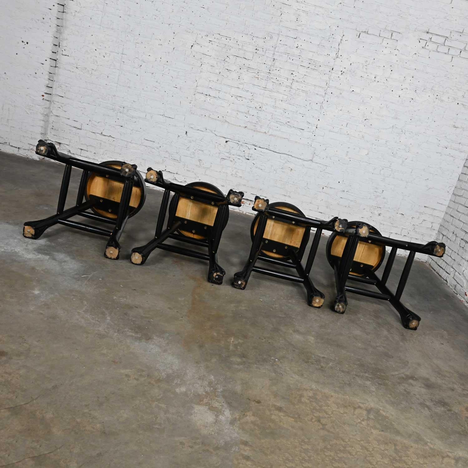 Ensemble de 4 tabourets de bar rustiques en bois dur massif noirci en vente 8