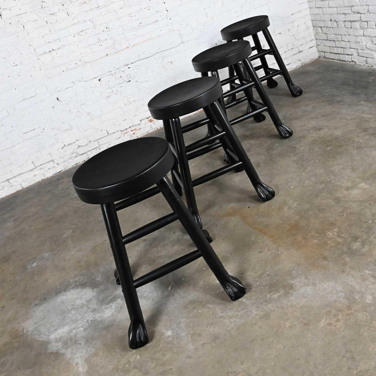 Fabuleux vintage monumental rustique noirci bois dur massif chunky pieds griffes tabourets de bar ensemble de quatre. Très bon état, tout en gardant à l'esprit qu'il s'agit d'un produit vintage et non pas neuf, qui présente donc des signes