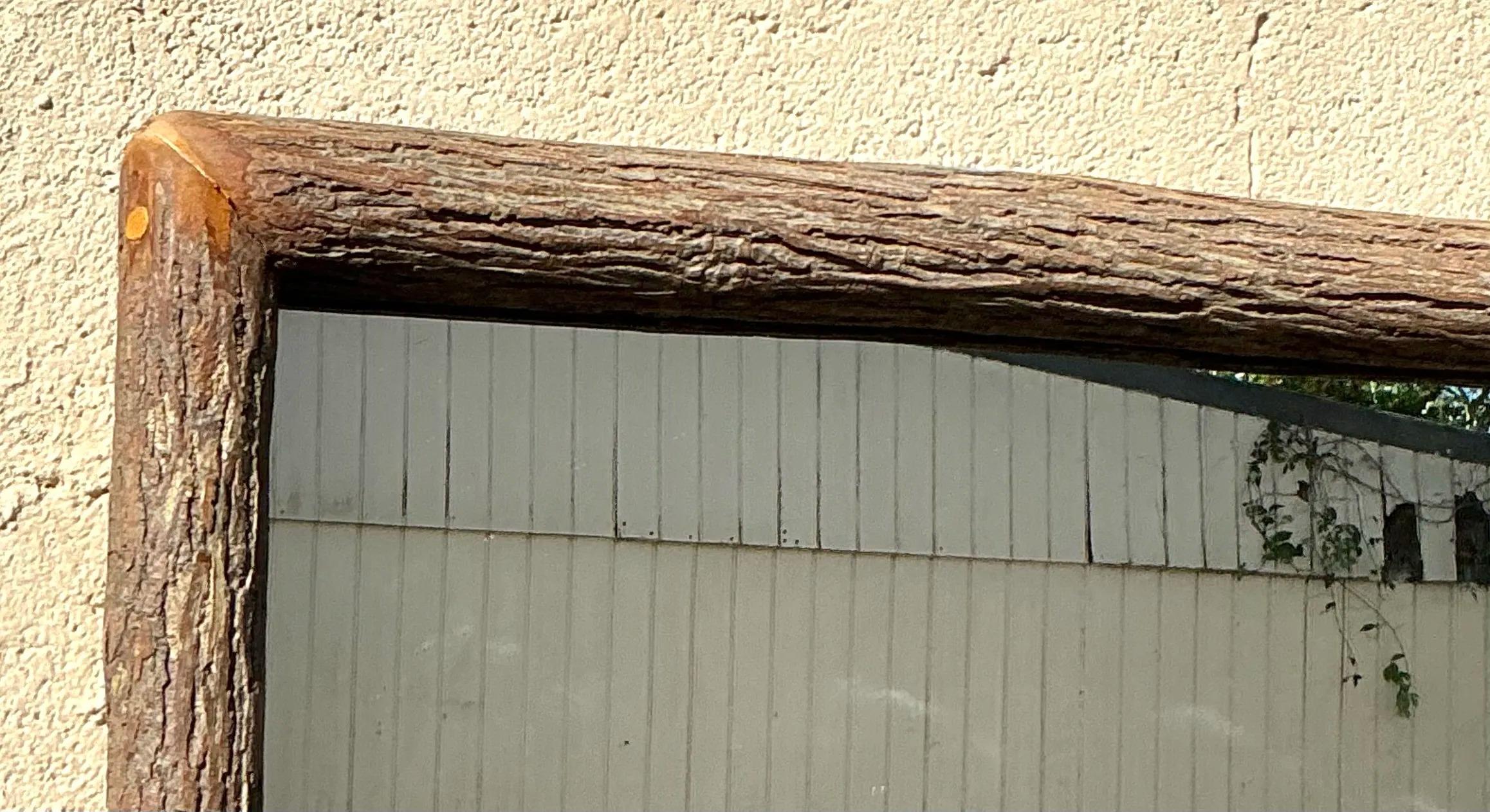 Questo specchio rustico vintage Branch - Una coppia mostra un'eleganza organica con un fascino naturale e artigianale. Ogni specchio è incorniciato da rami disposti ad arte, per creare un'immagine unica e materica che aggiunge fascino a qualsiasi