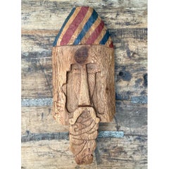 Vintage-Maske aus rustikalem, geschnitztem Holz