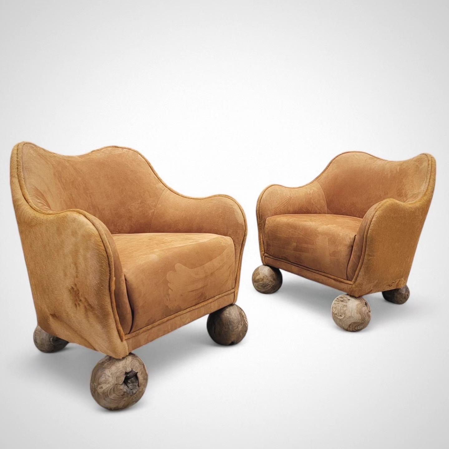 Vintage Rustic Contemporary Club Chairs Neu gepolstert in Wildleder/Cowhide, Paar (Postmoderne) im Angebot