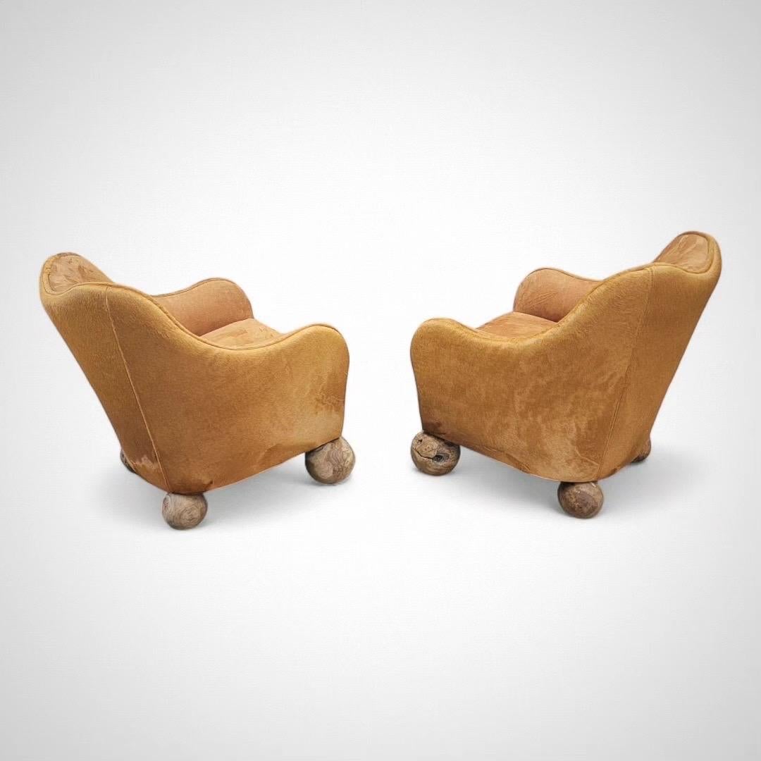 Vintage Rustic Contemporary Club Chairs Neu gepolstert in Wildleder/Cowhide, Paar (Unbekannt) im Angebot