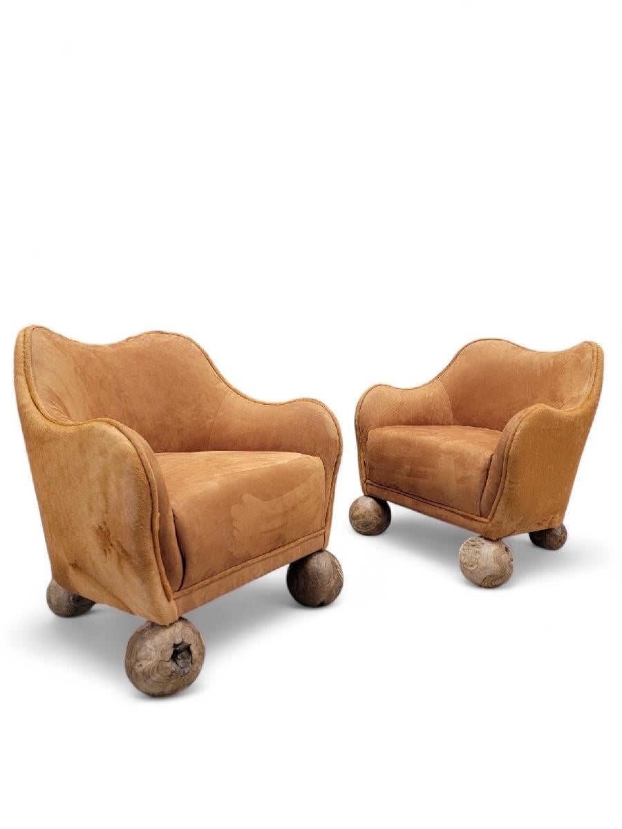 Vintage Rustic Contemporary Club Chairs Neu gepolstert in Wildleder/Cowhide, Paar im Zustand „Hervorragend“ im Angebot in Chicago, IL