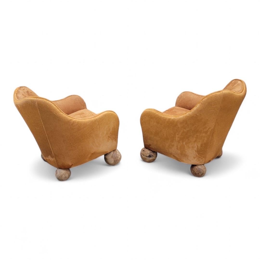 Vintage Rustic Contemporary Club Chairs Neu gepolstert in Wildleder/Cowhide, Paar (20. Jahrhundert) im Angebot