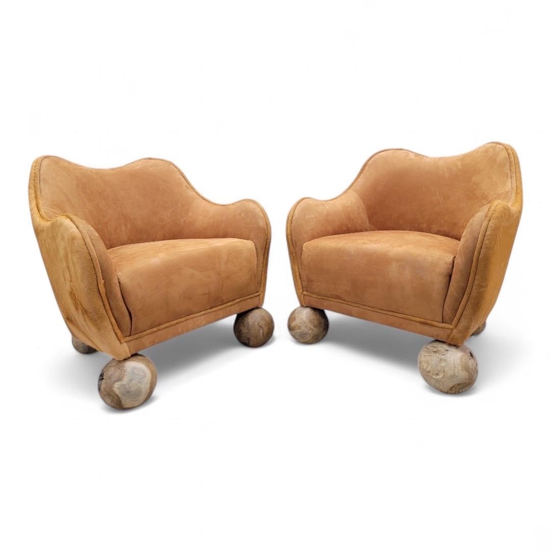 Vintage Rustic Contemporary Club Chairs Neu gepolstert in Wildleder/Cowhide, Paar (Rindsleder) im Angebot