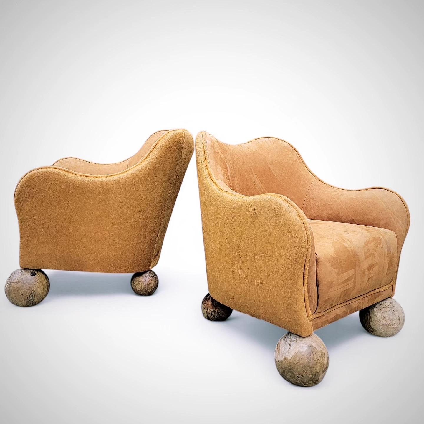 Vintage Rustic Contemporary Club Chairs Neu gepolstert in Wildleder/Cowhide, Paar im Angebot 1