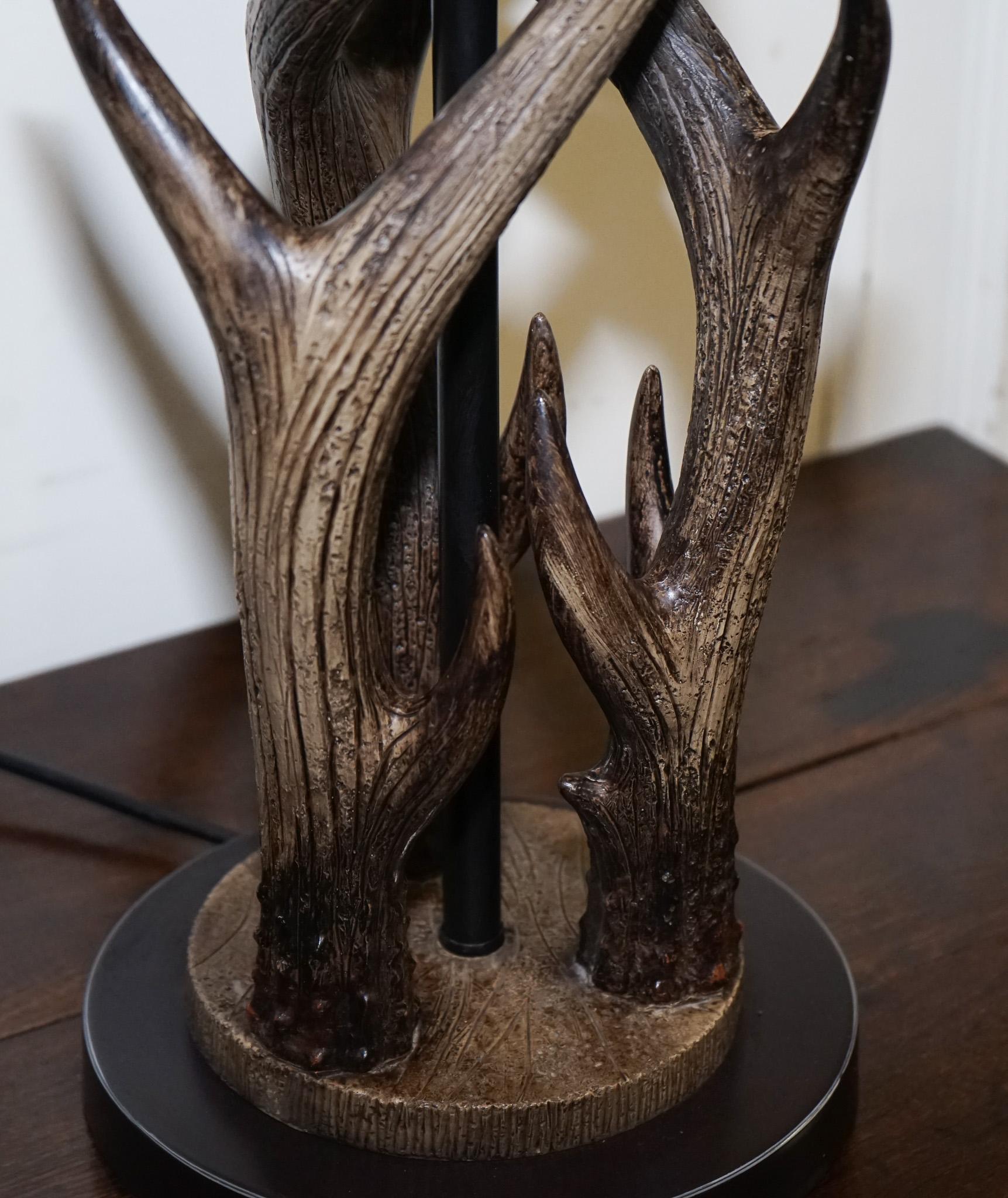 VINTAGE RUSTIC COUNTRY FAUX ANTLER TABLE LAMP WITH MATCHiNG SHADE For Sale 3