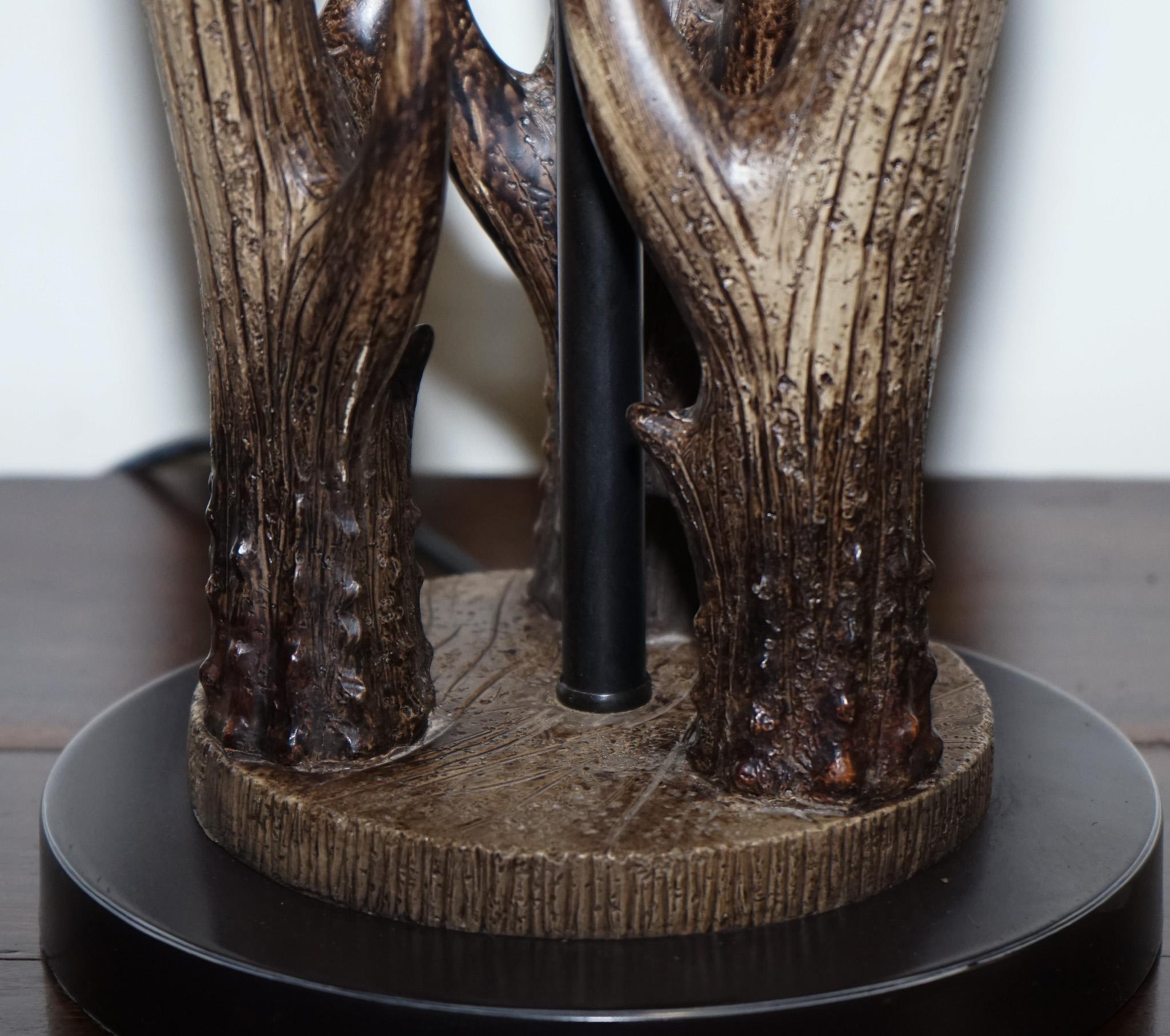 VINTAGE RUSTIC COUNTRY FAUX ANTLER TABLE LAMP WITH MATCHiNG SHADE For Sale 4