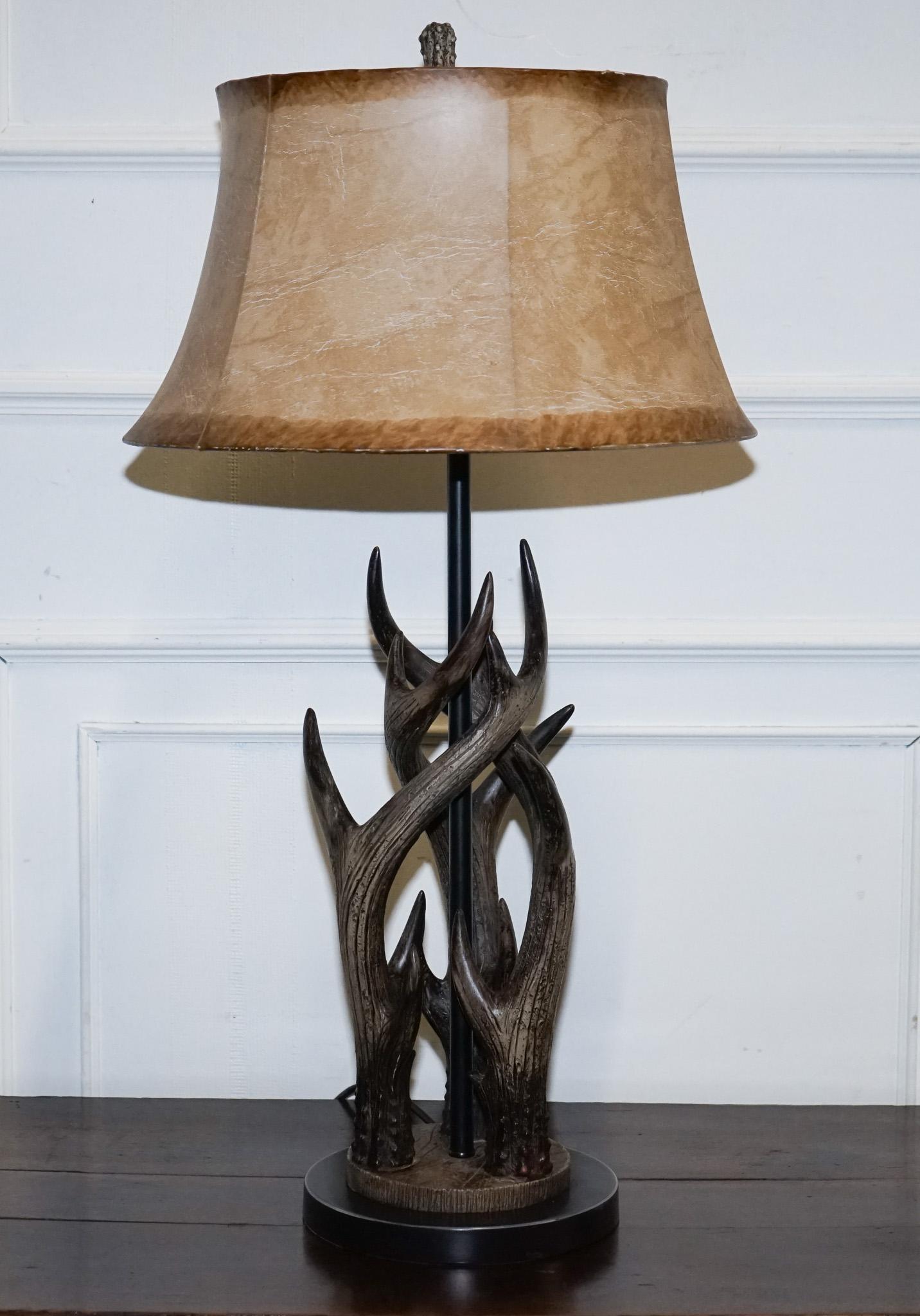 European VINTAGE RUSTIC COUNTRY FAUX ANTLER TABLE LAMP WITH MATCHiNG SHADE For Sale