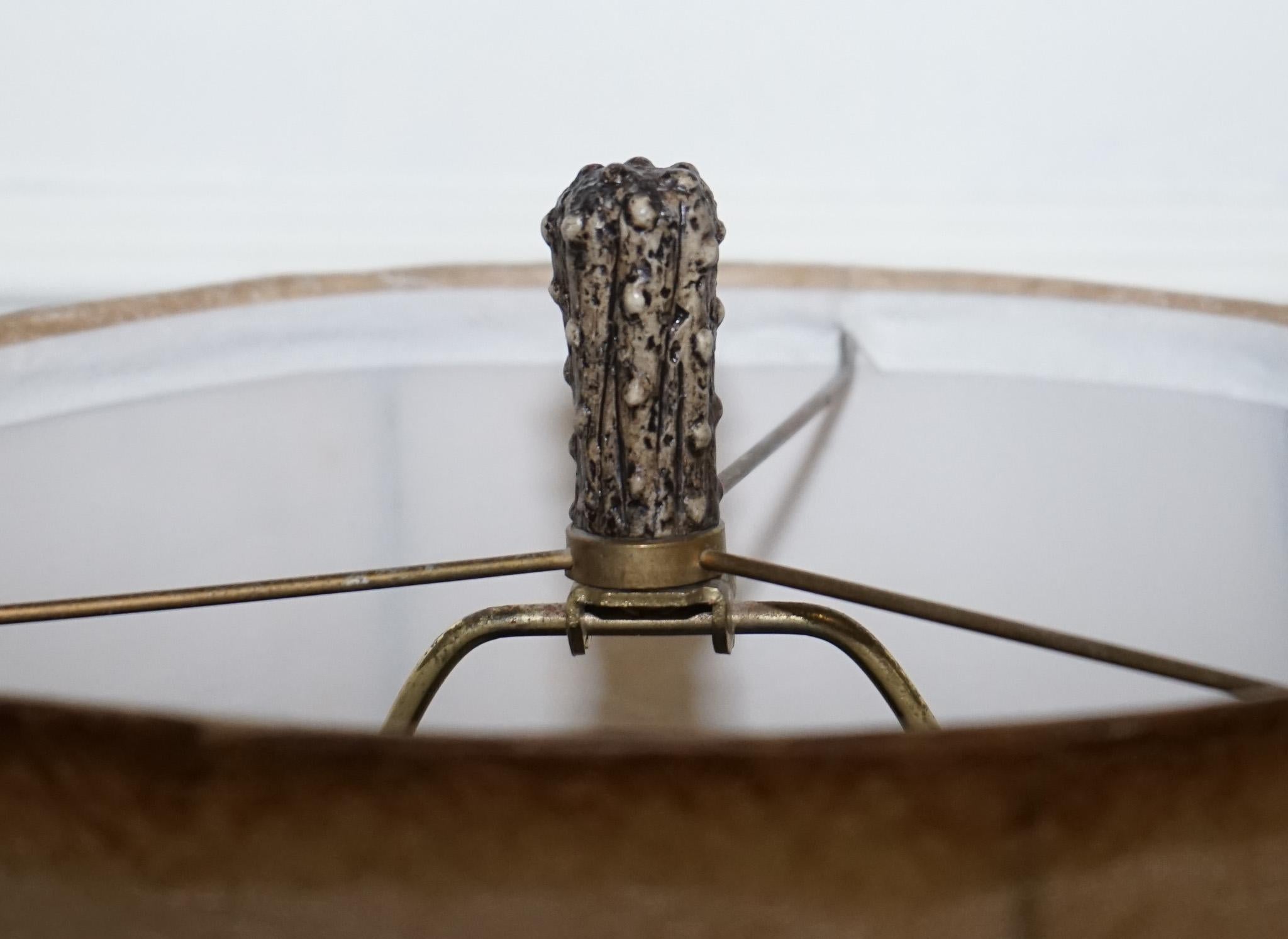 VINTAGE RUSTIC COUNTRY FAUX ANTLER TABLE LAMP WITH MATCHiNG SHADE In Good Condition For Sale In Pulborough, GB