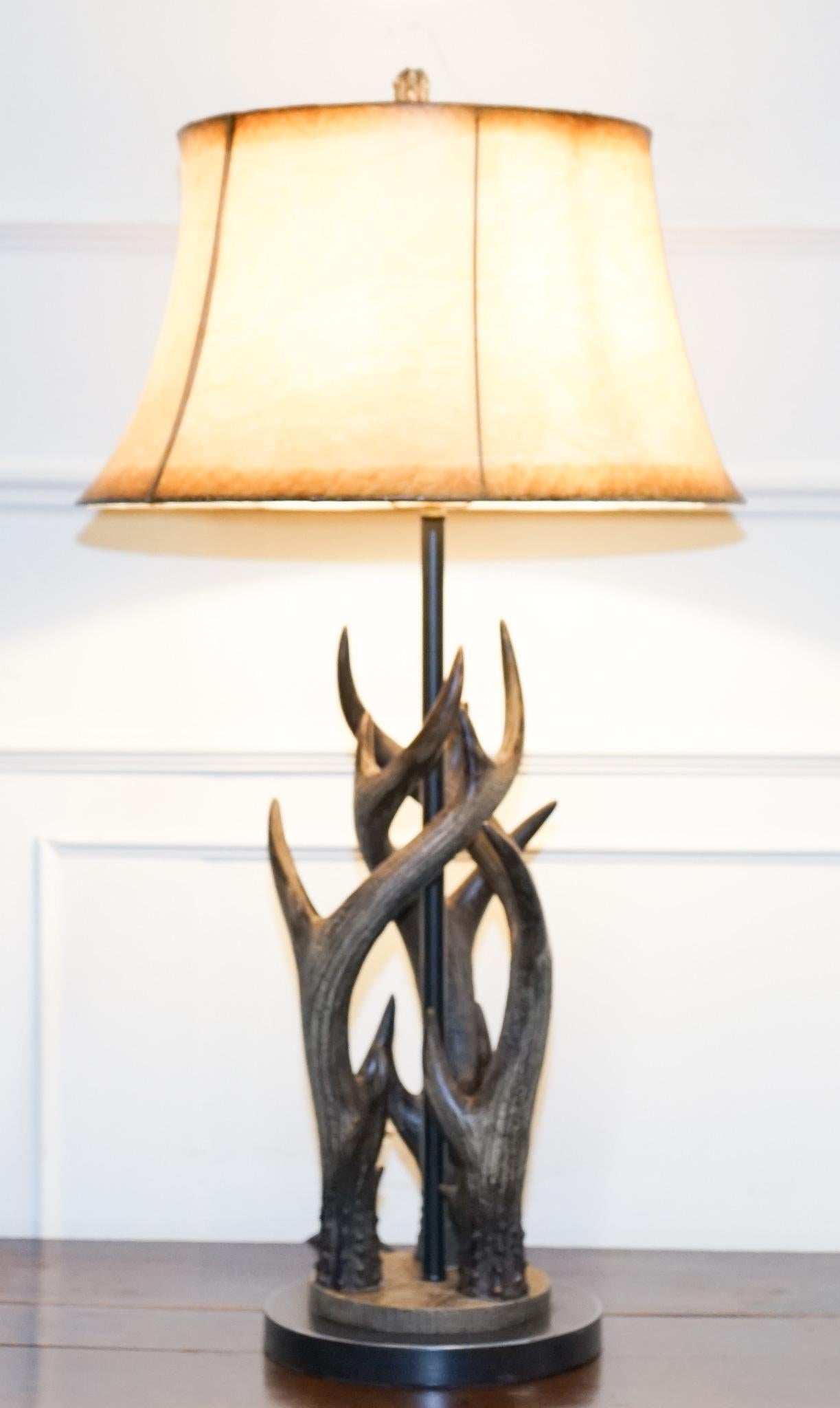 VINTAGE RUSTIC COUNTRY FAUX ANTLER TABLE LAMP WITH MATCHiNG SHADE For Sale 1