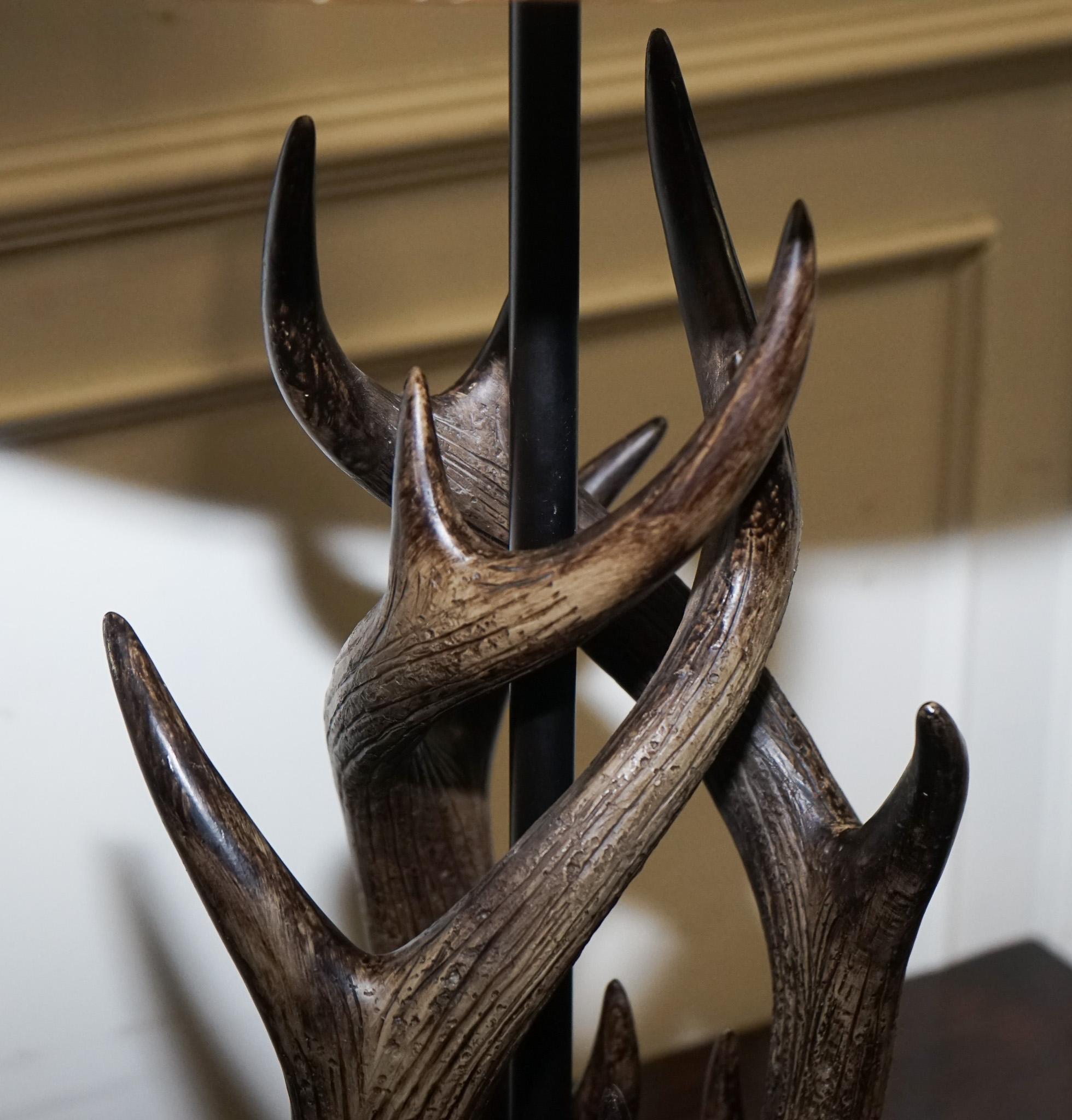VINTAGE RUSTIC COUNTRY FAUX ANTLER TABLE LAMP WITH MATCHiNG SHADE For Sale 2