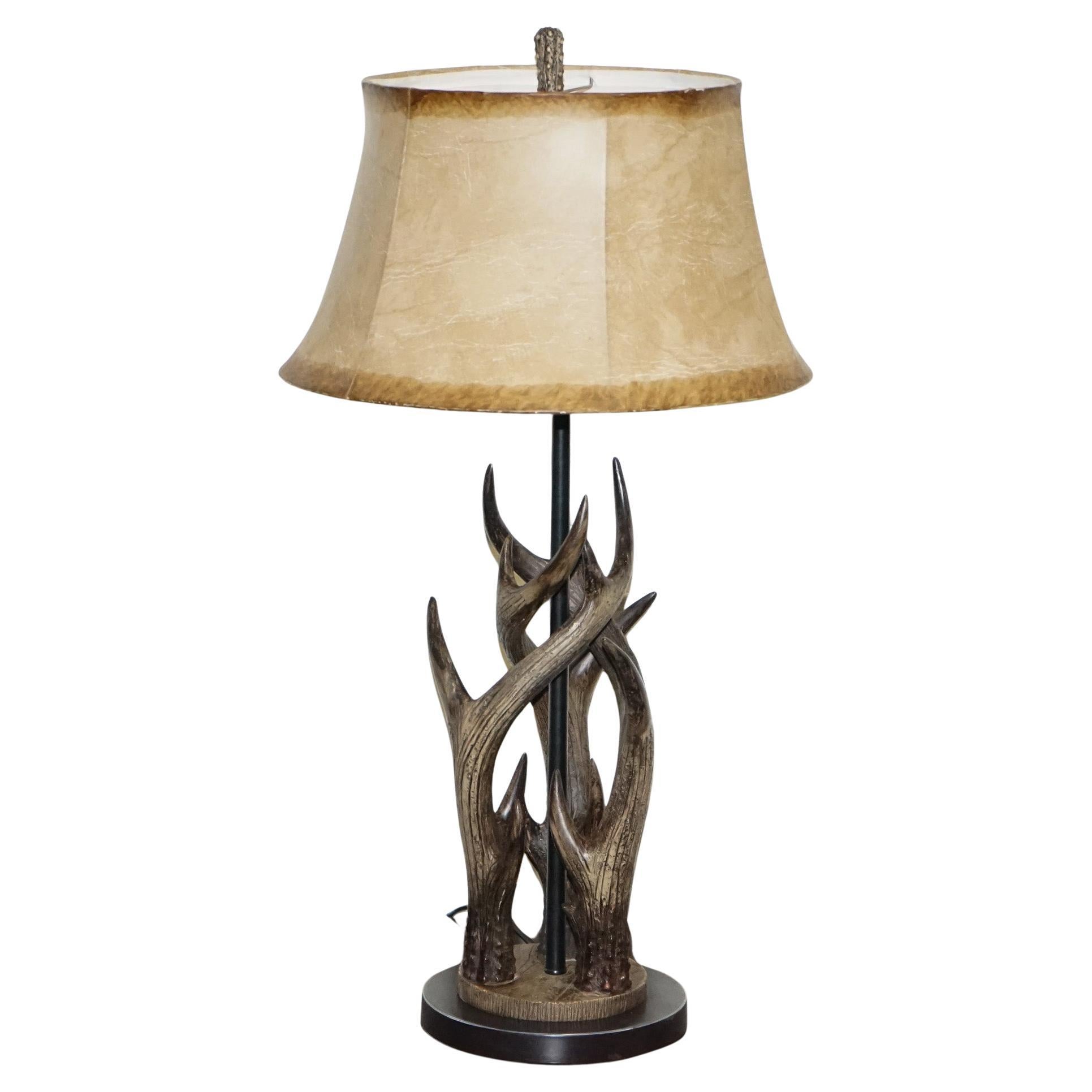VINTAGE RUSTIC COUNTRY FAUX ANTLER TABLE LAMP WITH MATCHiNG SHADE For Sale