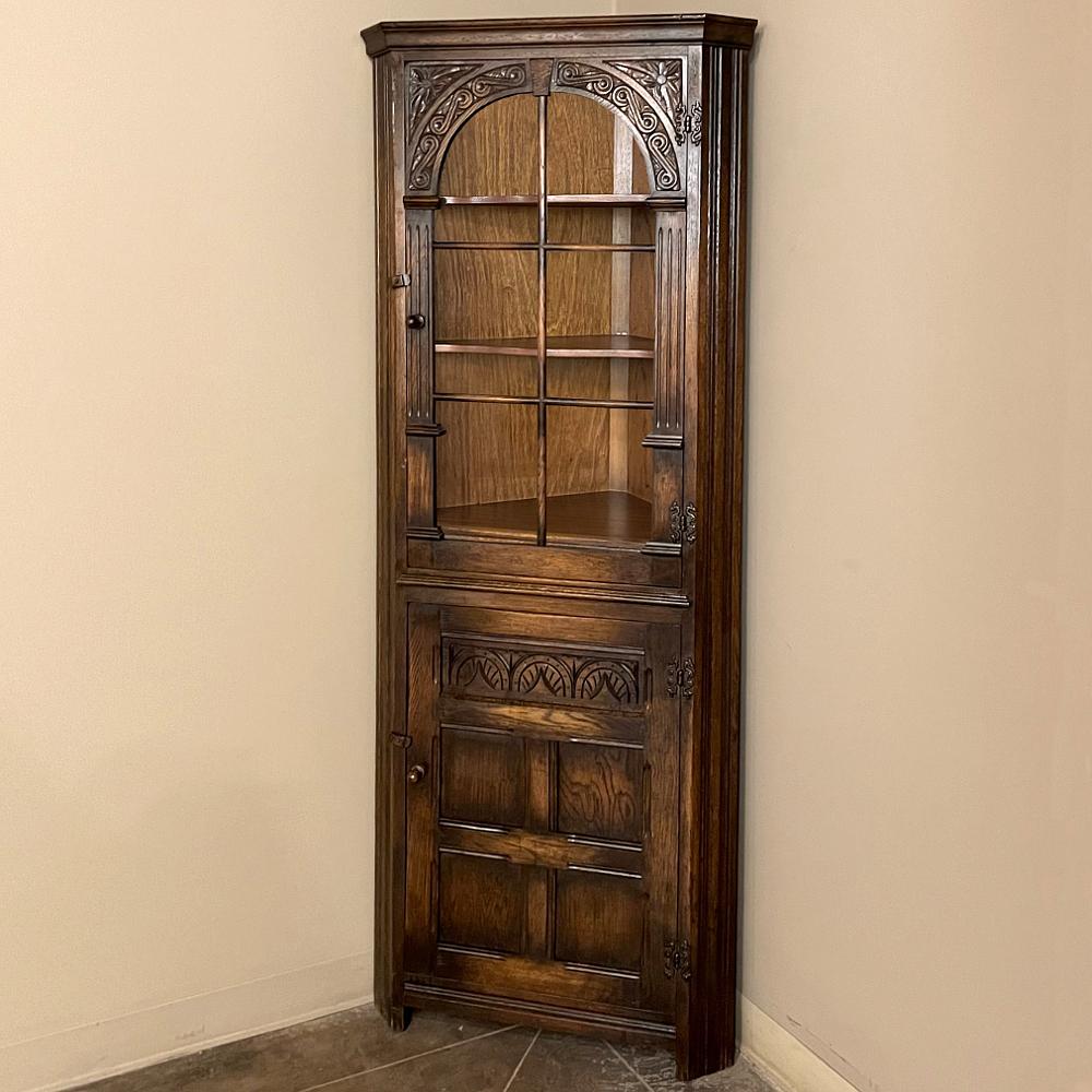 Vintage Rustic English Corner Cabinet ~ Vitrine In Good Condition In Dallas, TX