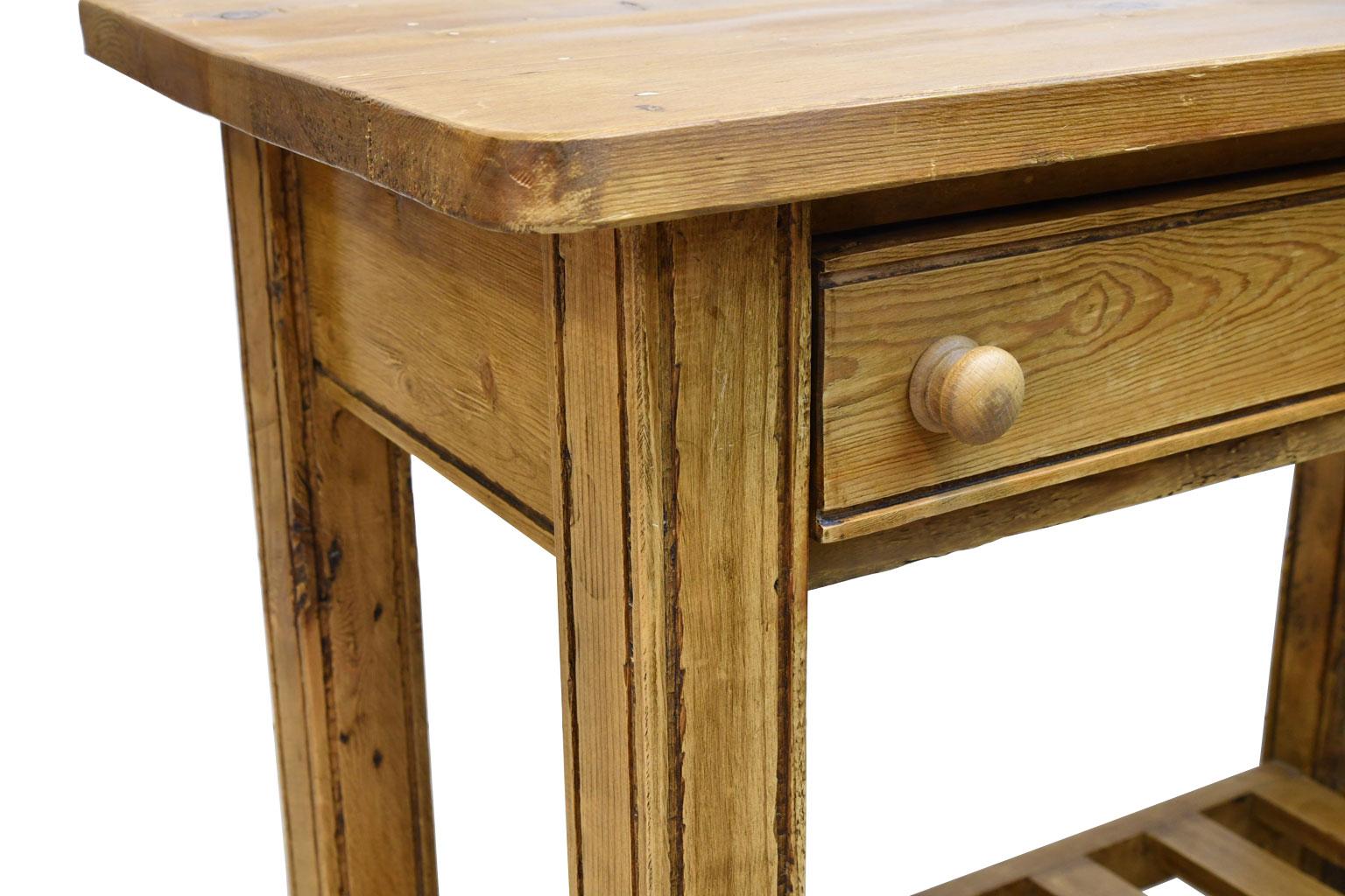 Vintage Rustic English Country-Style Table in Antique Pine For Sale 4
