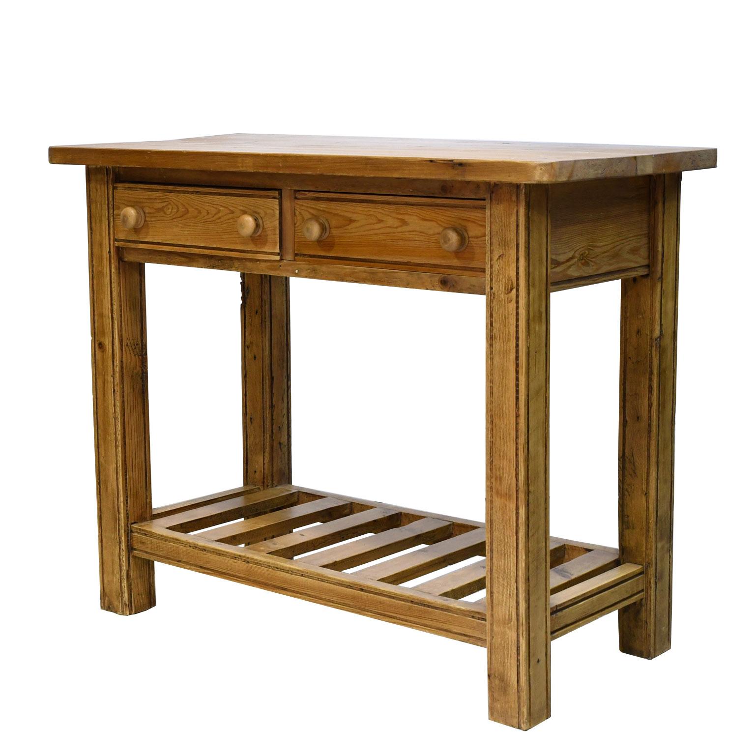 Vintage Rustic English Country-Style Table in Antique Pine For Sale 2