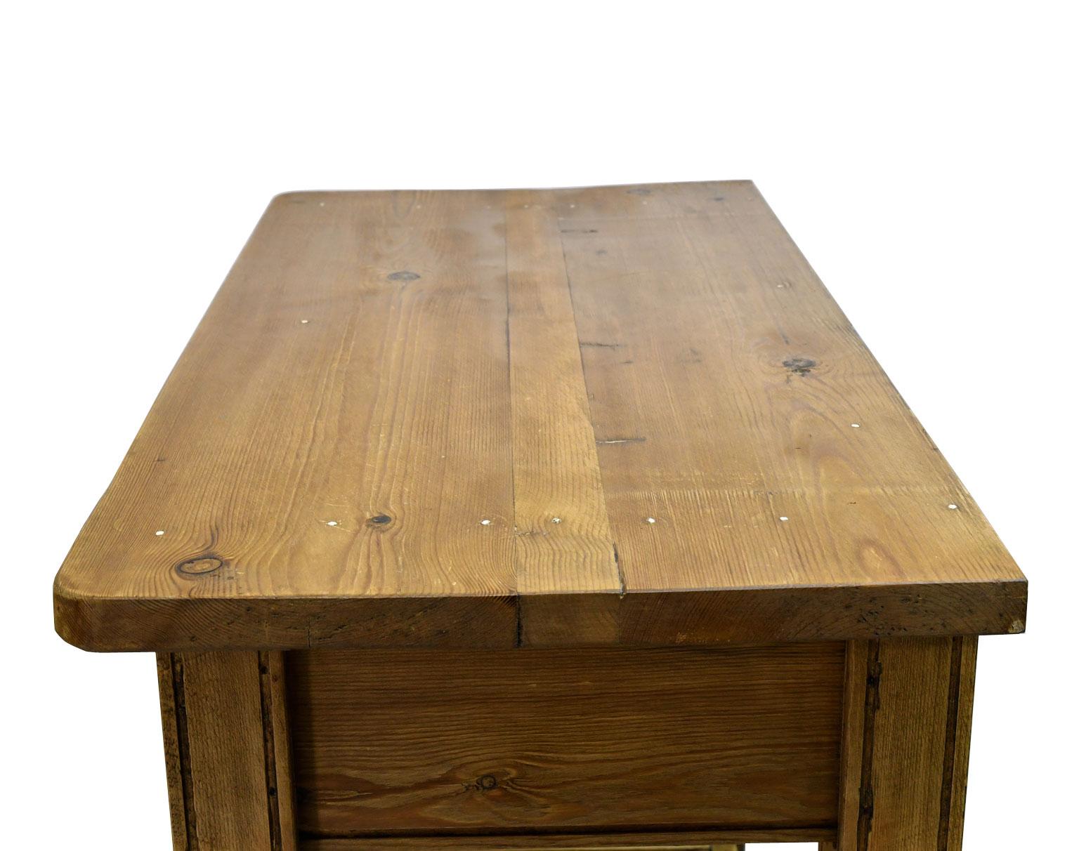 Vintage Rustic English Country-Style Table in Antique Pine For Sale 3