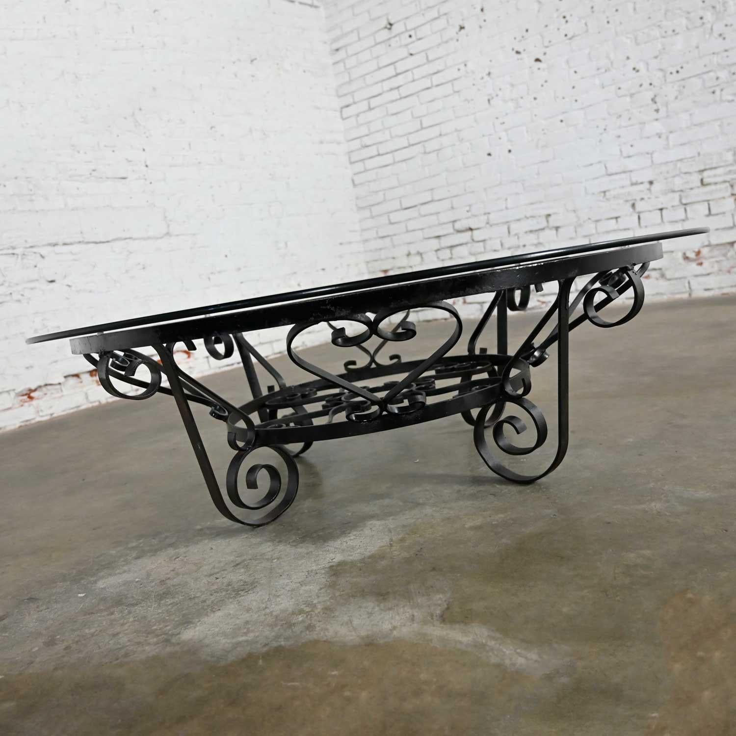 Rustique Table basse ronde rustique forgée à la main avec plateau en verre en vente