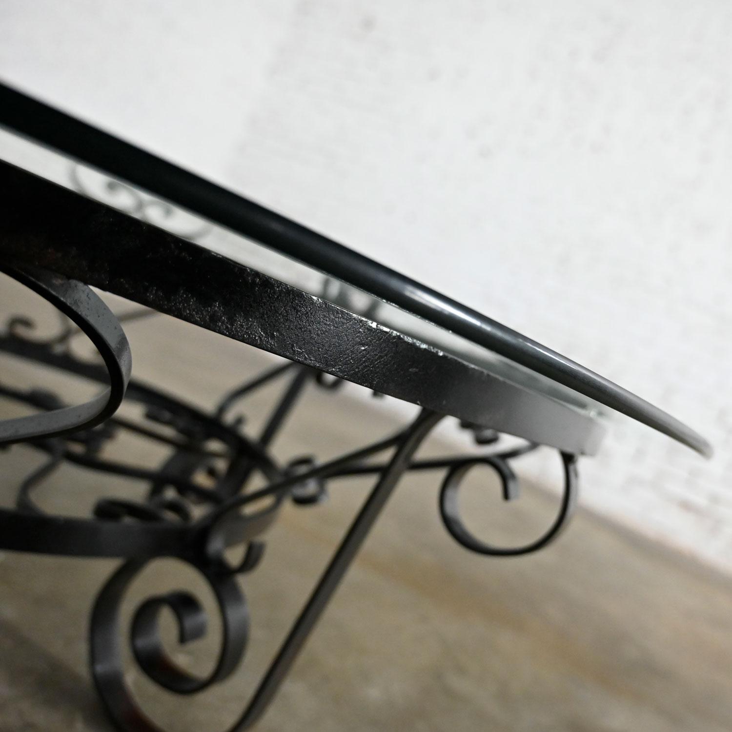 20ième siècle Table basse ronde rustique forgée à la main avec plateau en verre en vente