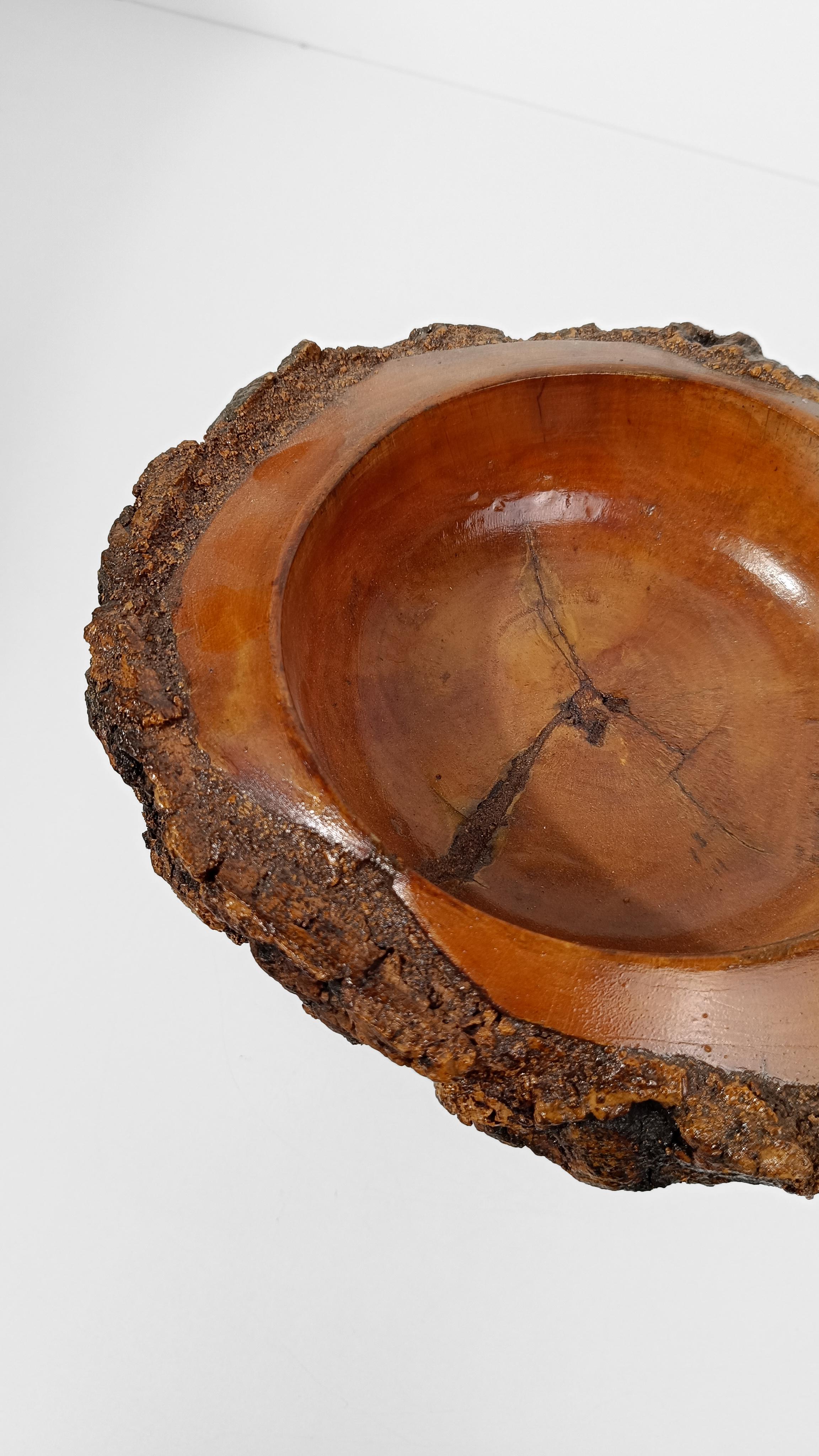 Bol à piédestal rustique vintage en bois fabriqué à la main dans le style artisanal des montagnes en vente 4