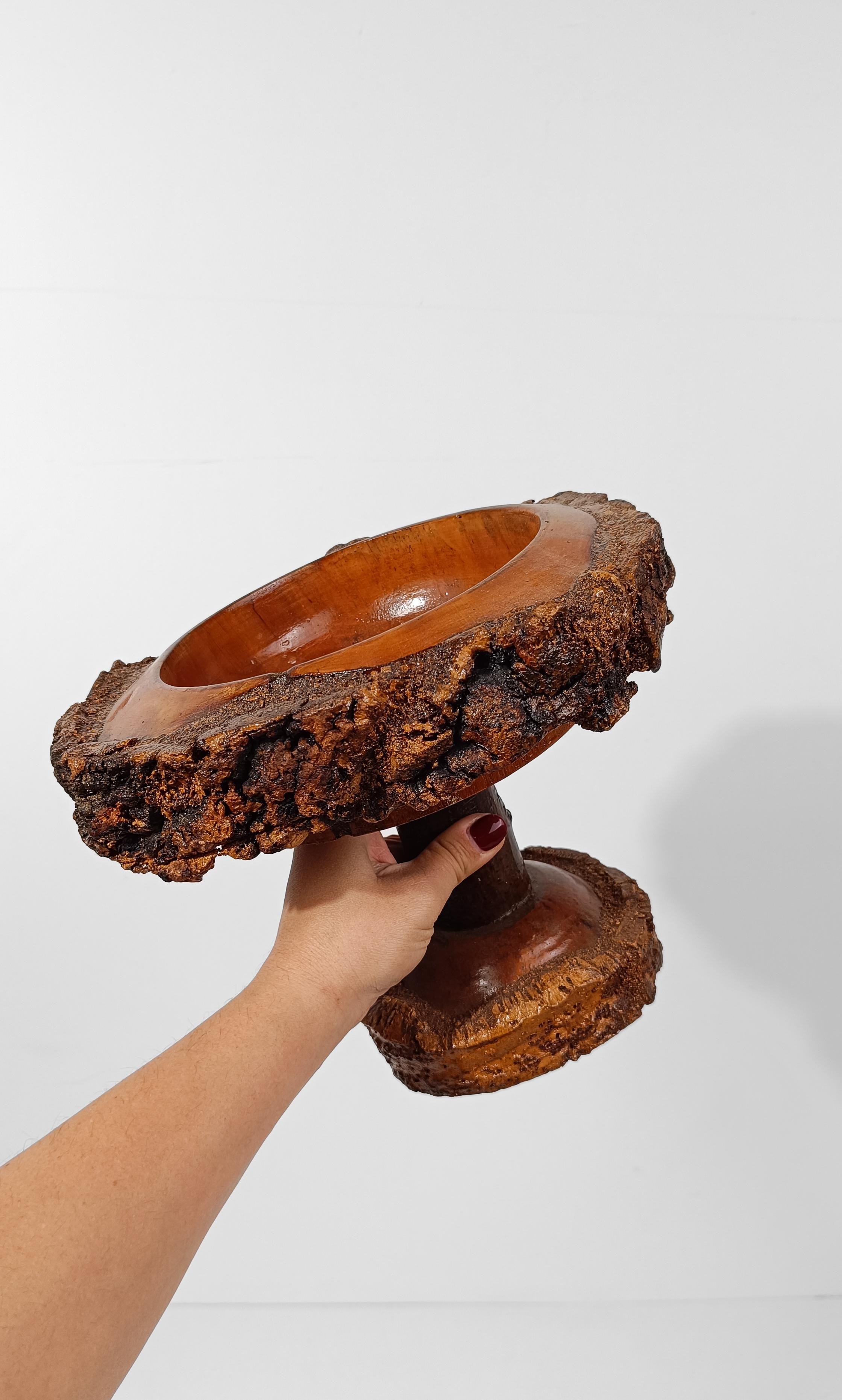 Sculpté à la main Bol à piédestal rustique vintage en bois fabriqué à la main dans le style artisanal des montagnes en vente