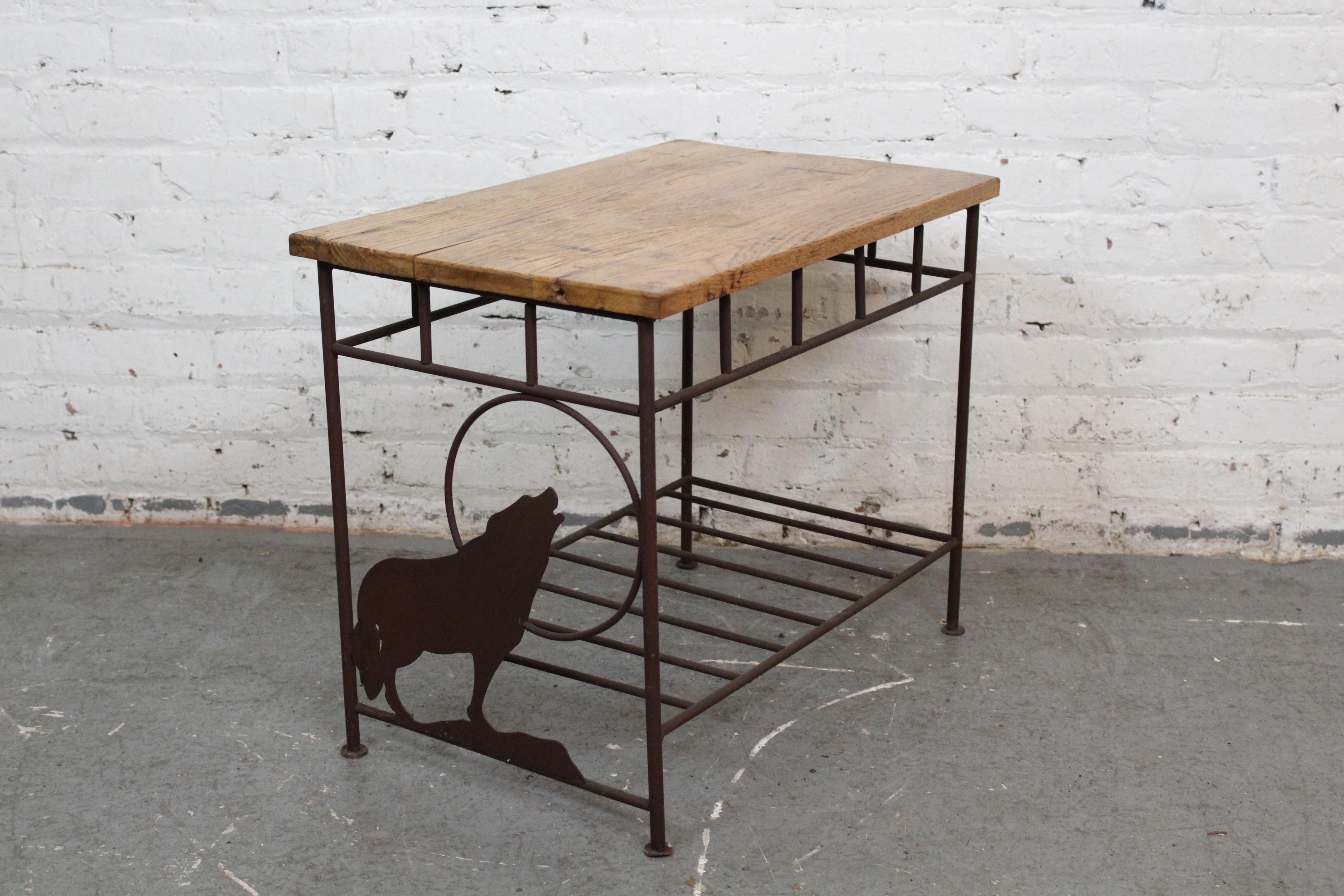 Rustikaler Vintage-Tisch „Lone Wolf“ aus Eisen und Kiefernholz (Adirondack) im Angebot