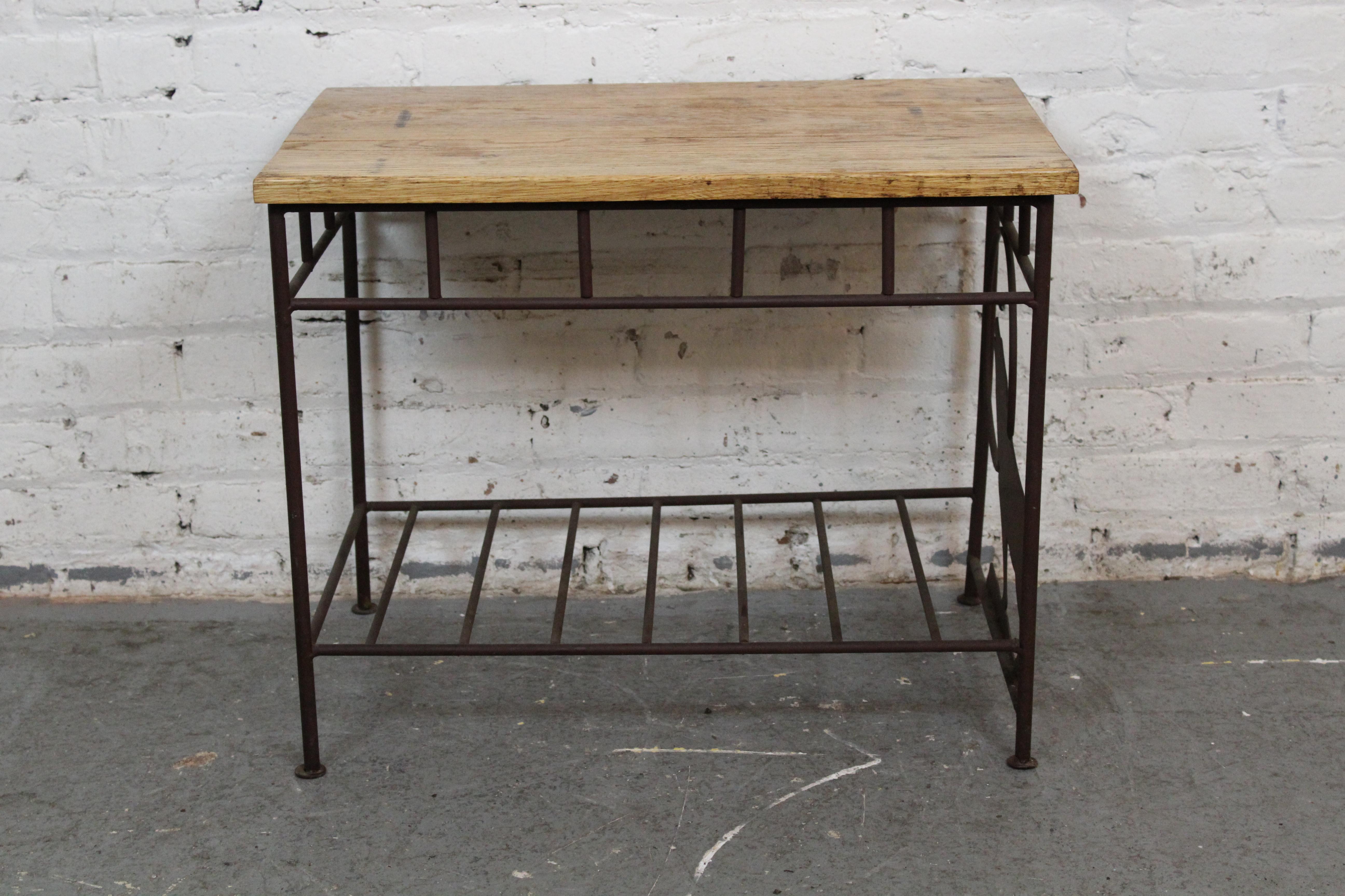 Rustikaler Vintage-Tisch „Lone Wolf“ aus Eisen und Kiefernholz im Zustand „Gut“ im Angebot in Brooklyn, NY