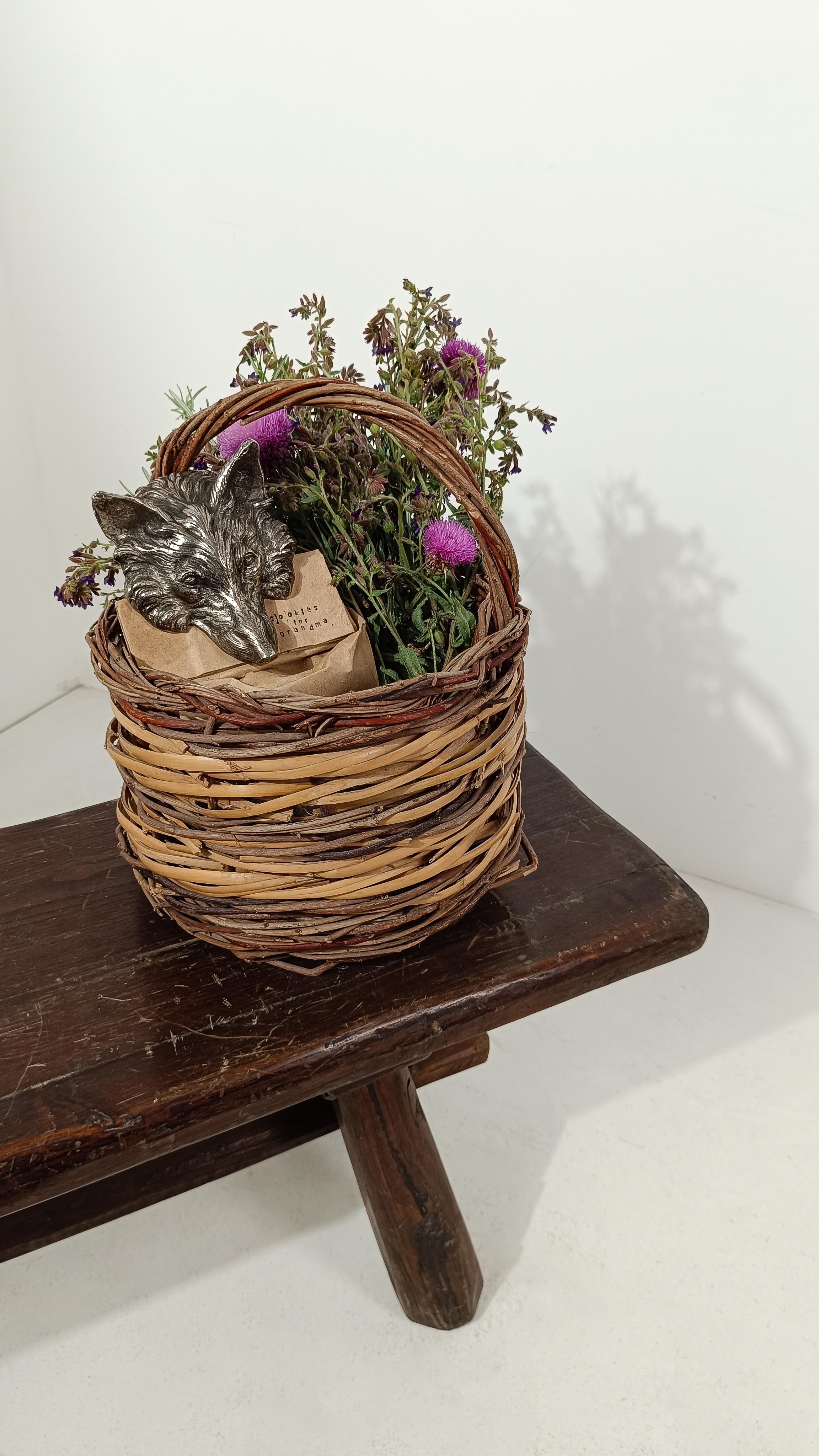 Vintage Rustic Italian Basket with Handle, Hand Made in Wicker & Willow In Good Condition For Sale In Roma, IT