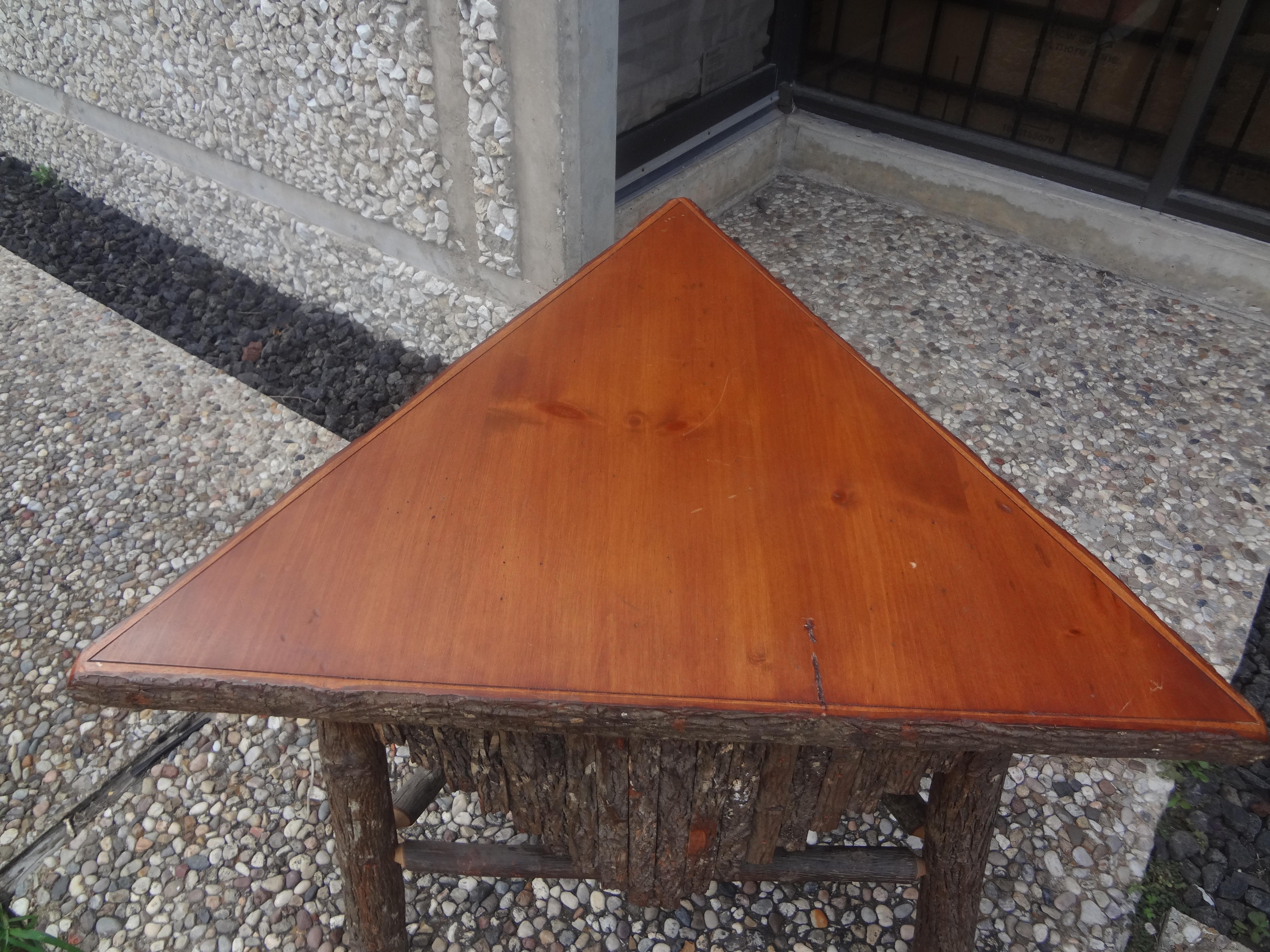 Table rustique en bois et écorce en vente 3