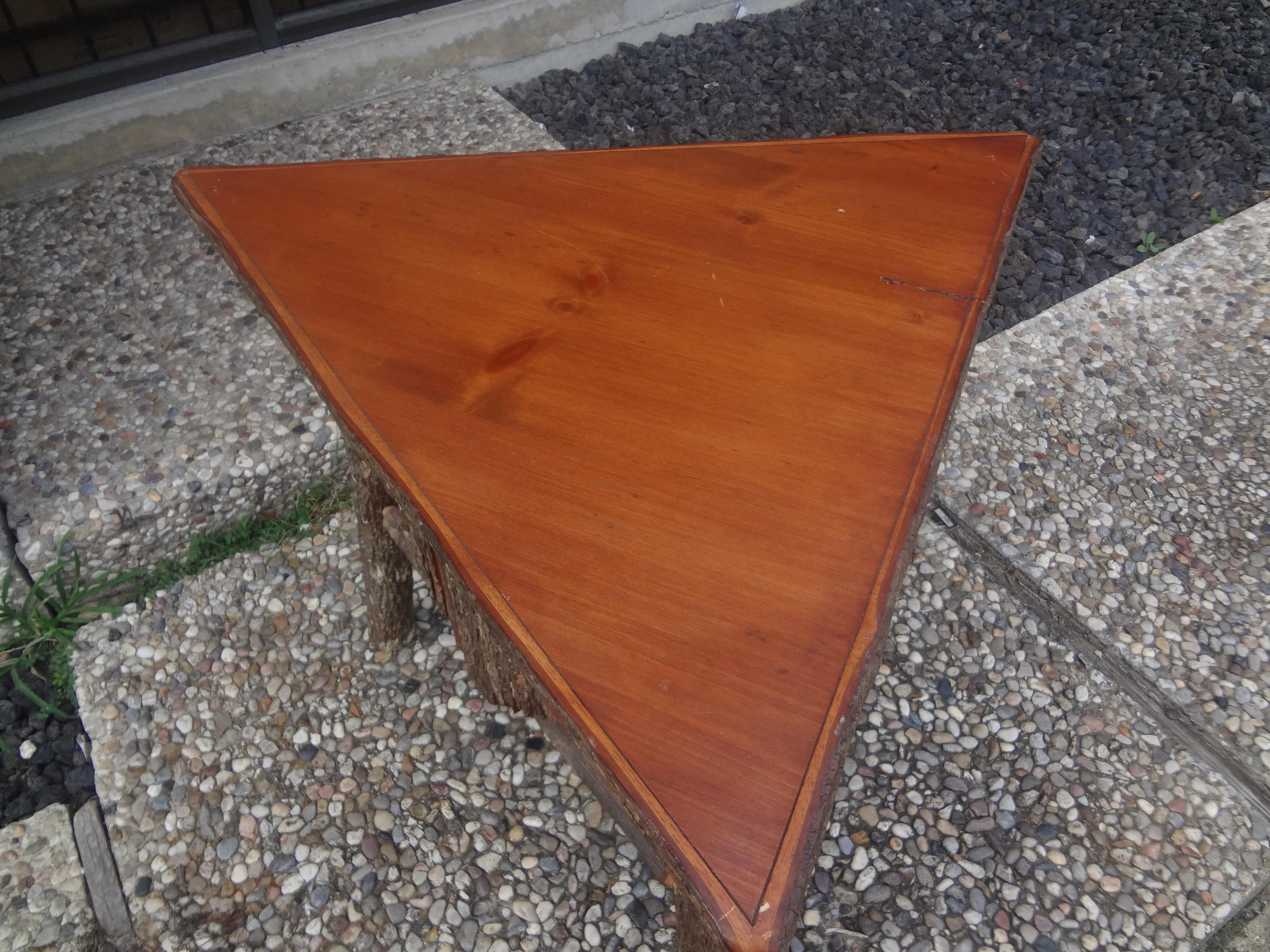 Table rustique en bois et écorce Bon état - En vente à Houston, TX